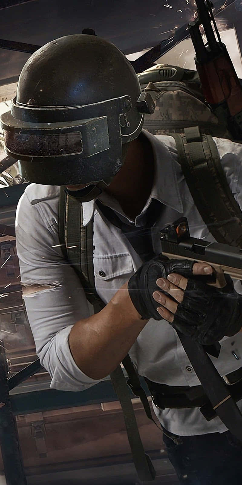 pubg mobile 桌布 壁紙 — 一名戴著頭盔和手套的士兵在光線昏暗的飛機艙內緊握槍械。
