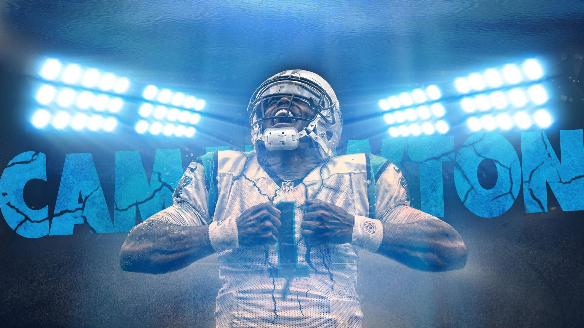 Panthers 桌布 壁紙 — 一名戴著頭盔和球衣的美式足球員站在明亮的體育場燈光下，身後有藍色裂紋的「CAMERON」字樣。