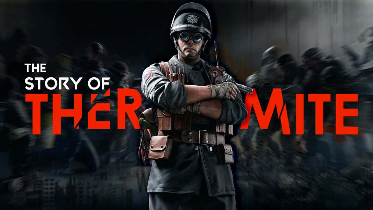 Rainbow Six Siege Thermite 桌布 壁紙 — 一名戴著頭盔和護目鏡的士兵，雙臂交叉，堅定地站在模糊的戰場背景前。