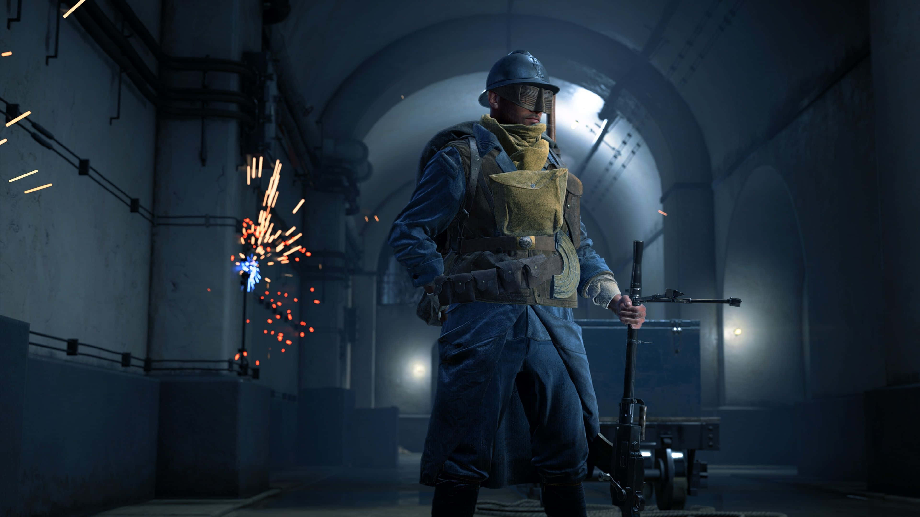 4K Battlefield 桌布 壁紙 — 一名戴著頭盔和護目鏡的士兵站在昏暗的隧道中，旁邊的焊接火炬飛濺出火花。