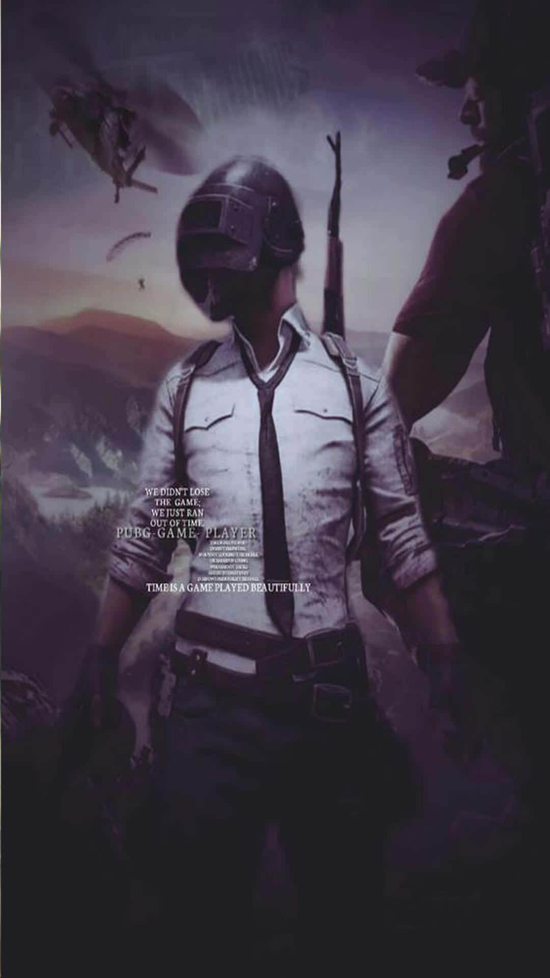 pubg mobile 桌布 壁紙 — 一名戴著頭盔和領帶的PUBG玩家，在黃昏時分站在山區戰場上，直升機在頭頂飛過。