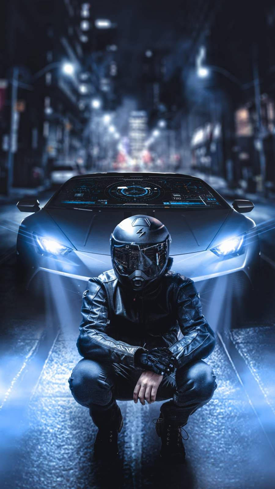 Best Car 桌布 壁紙 — 一名戴著頭盔的摩托車手在夜間霓虹燈閃爍的城市街道上，蹲在一輛發光的未來主義跑車前。