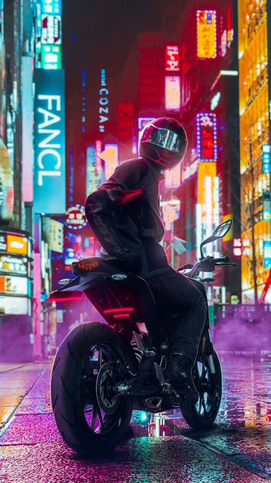 Motorcycle iPhone 桌布 壁紙 — 一名戴著頭盔的摩托車手坐在摩托車上，身處一條被雨水浸濕、霓虹燈閃爍的東京街道，街道上散發著鮮豔的粉紅色和藍色燈光。