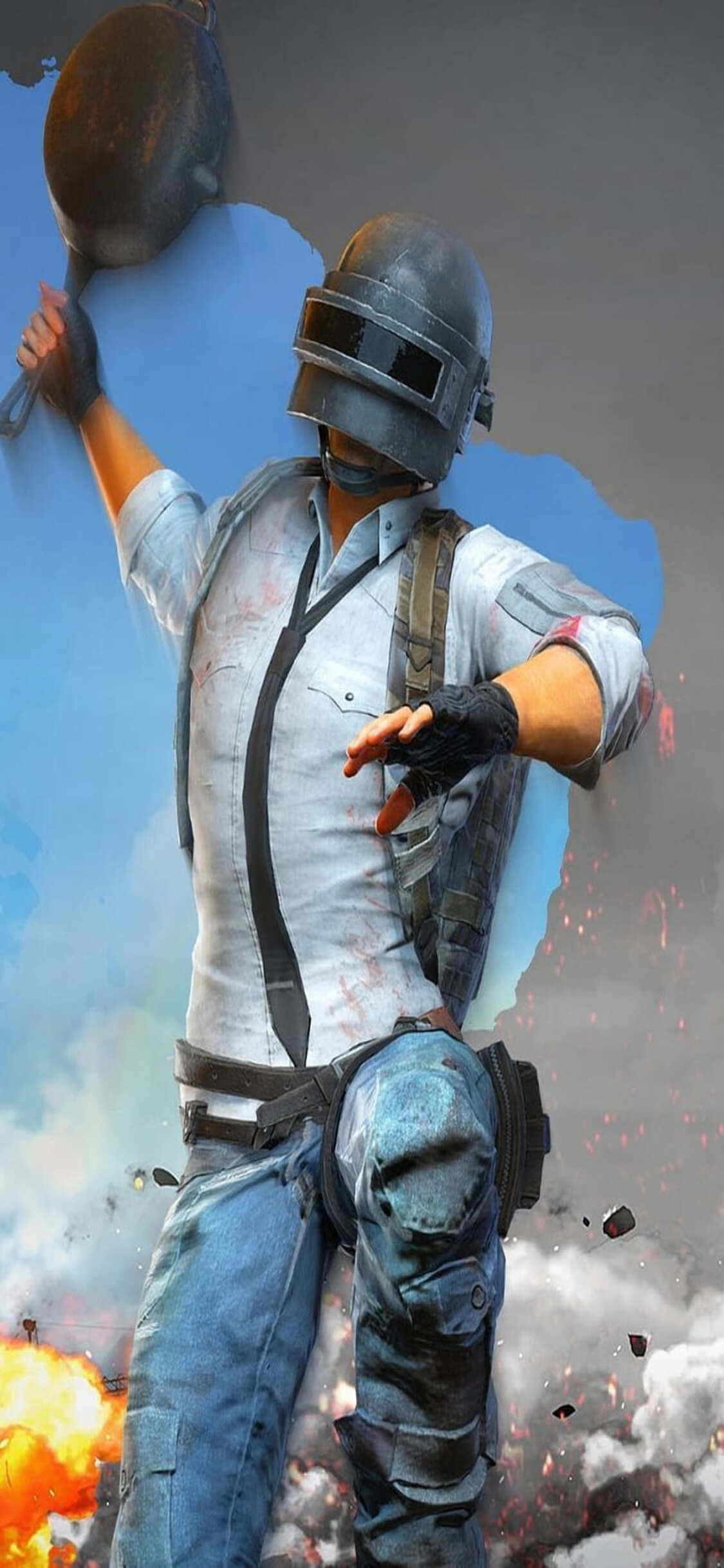Playerunknown's Battlegrounds 桌布 壁紙 — 一名戴著頭盔的玩家在藍天背景下，於熾熱爆炸和煙霧中揮舞煎鍋。