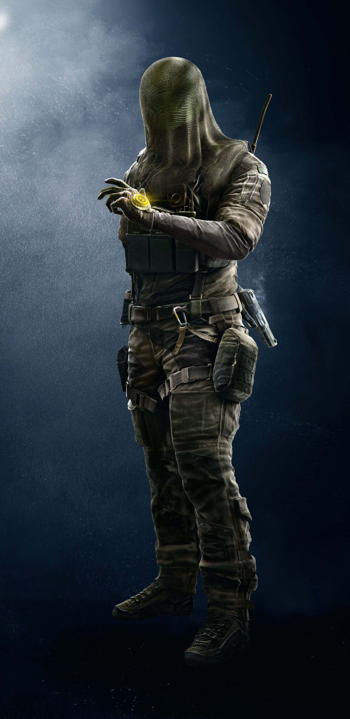 Pixel 3xl Rainbow Six Siege 桌布 壁紙 — 一名戴著頭罩、身穿戰術裝備的士兵，在戲劇性的聚光燈下，於黑暗煙霧背景中手持發光的黃色裝置。