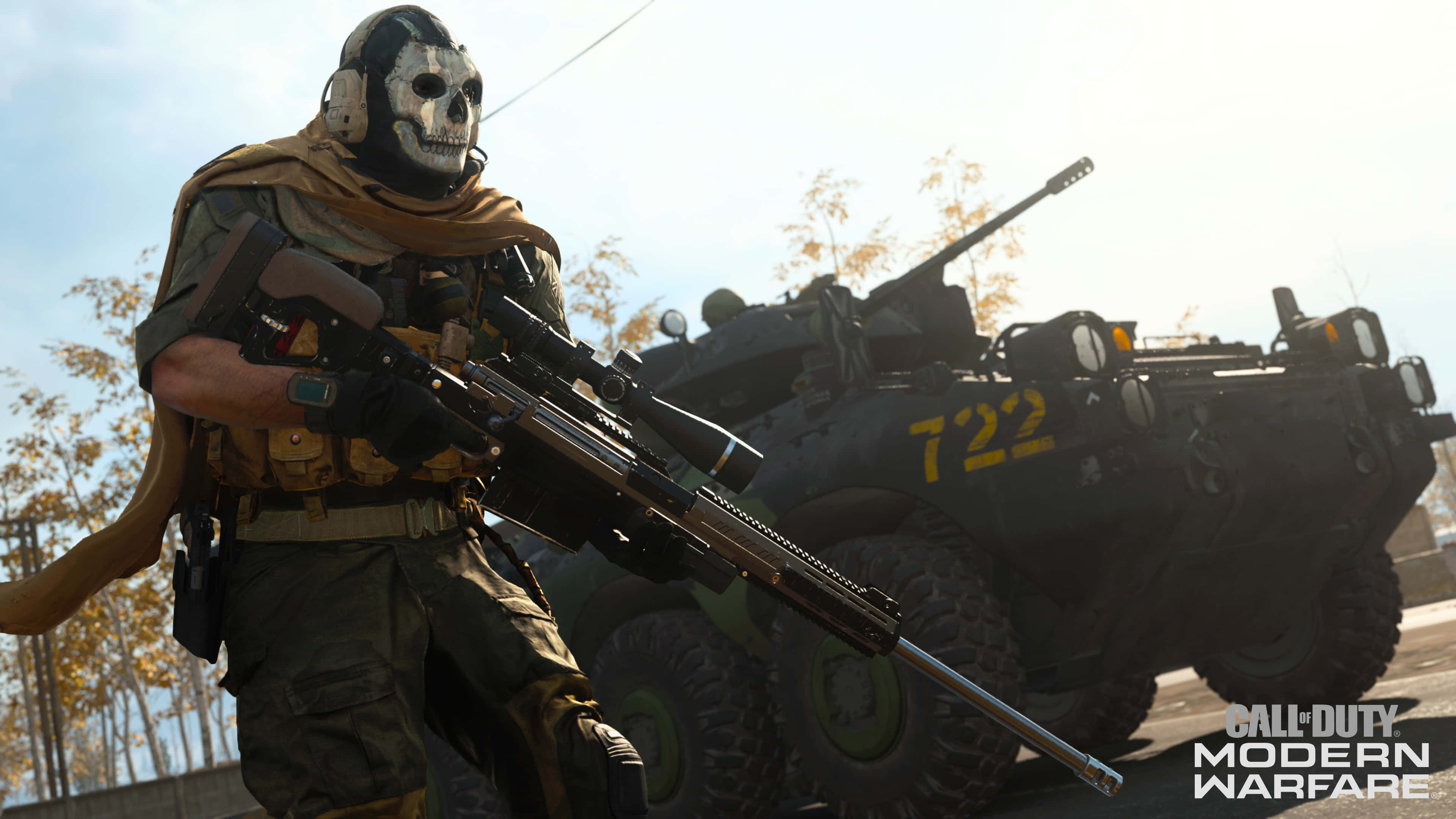 HD Call Of Duty Modern Warfare 桌布 壁紙 — 一名戴著骷髏面具和戰術裝備的士兵站在一輛標有722的裝甲車旁，在明亮的日光下。