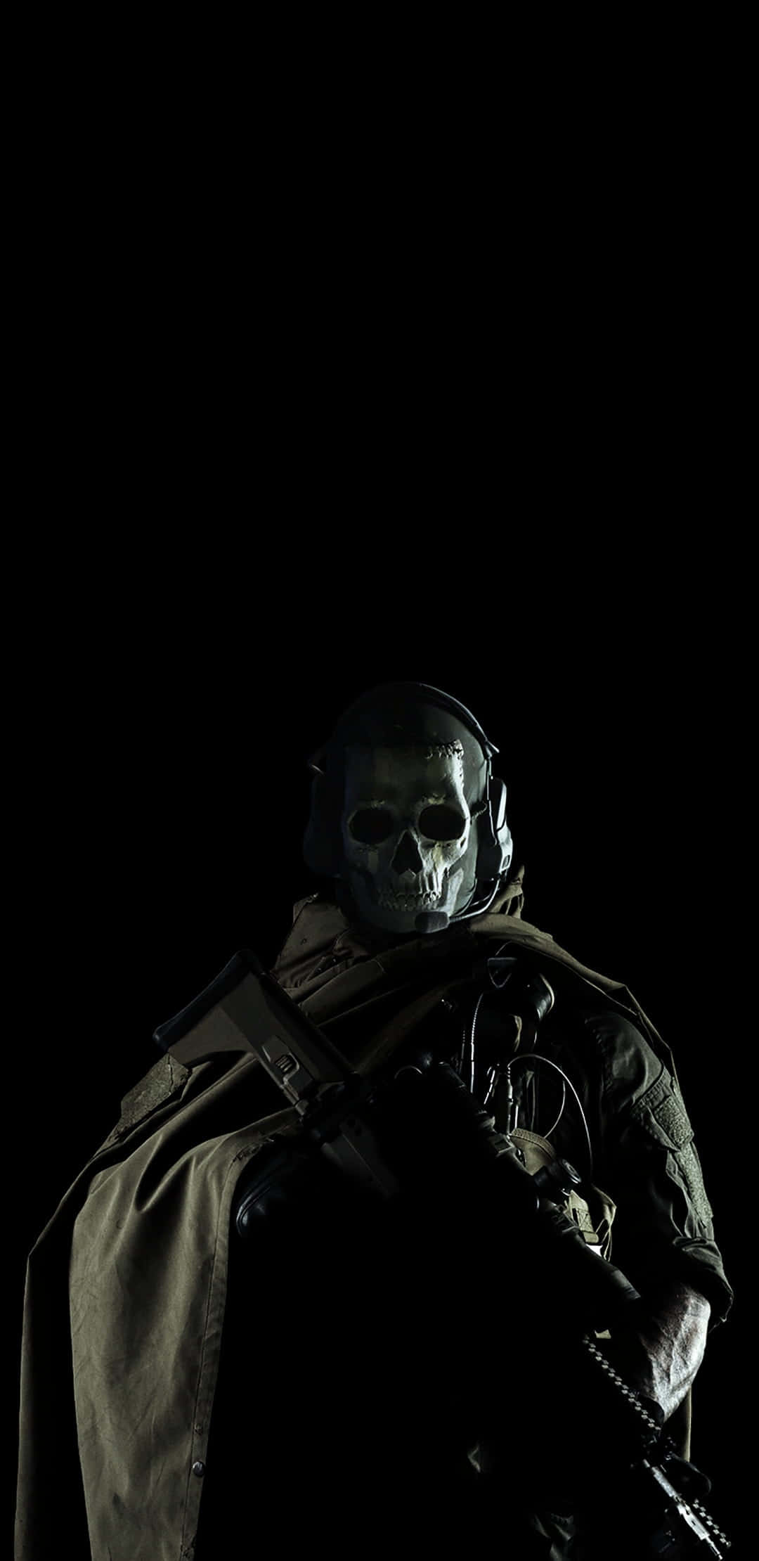 Call Of Duty Ghosts 桌布 壁紙 — 一名戴著骷髏面具和披風的士兵在戲劇性聚光燈下，於純黑背景前持步槍。