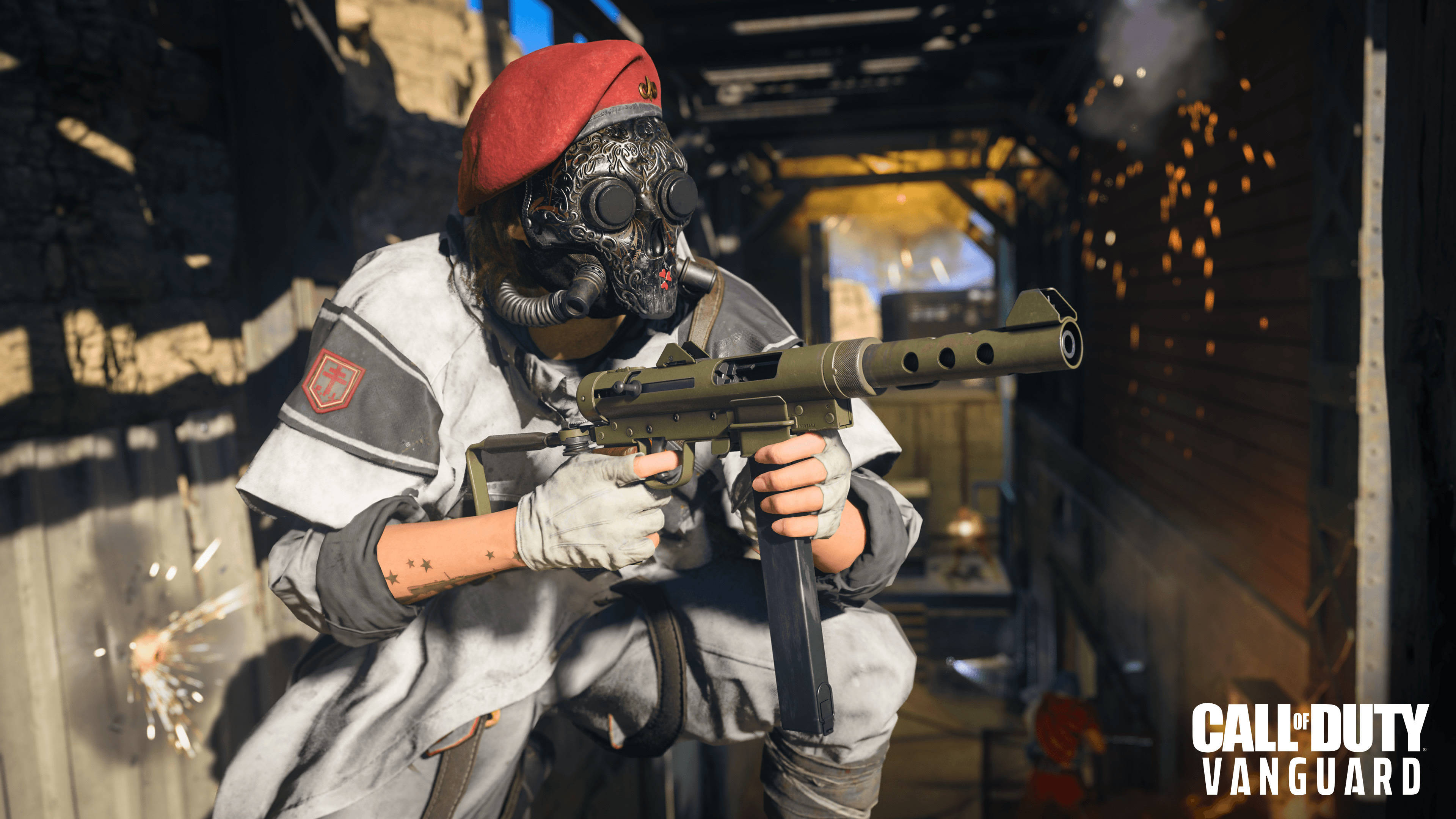 Call Of Duty Vanguard 桌布 壁紙 — 一名戴著骷髏面具和紅色貝雷帽的士兵蹲在陽光照耀、戰火摧殘的小巷中，瞄準衝鋒槍，火花四濺。