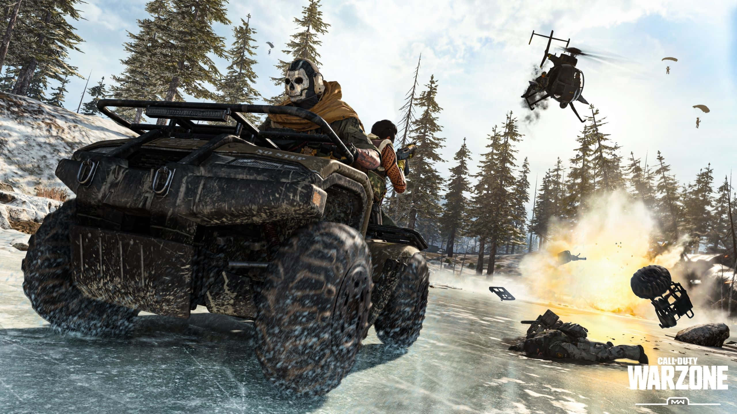Call Of Duty Vehicles 桌布 壁紙 — 一名戴著骷髏面具的士兵駕駛泥濘的ATV穿越雪地，附近森林中一架直升機爆炸。