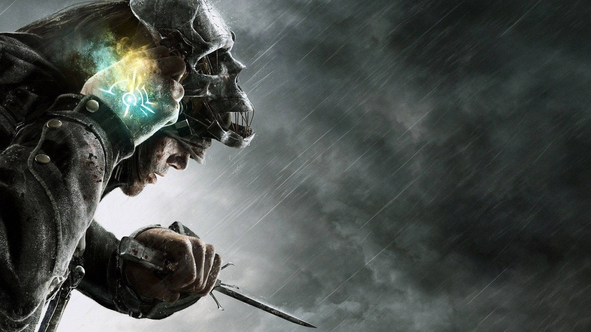 Dishonored 2 桌布 壁紙 — 一名戴著骷髏頭盔的戰士在暴風雨中緊握匕首，胸前閃爍的符文脈動著。