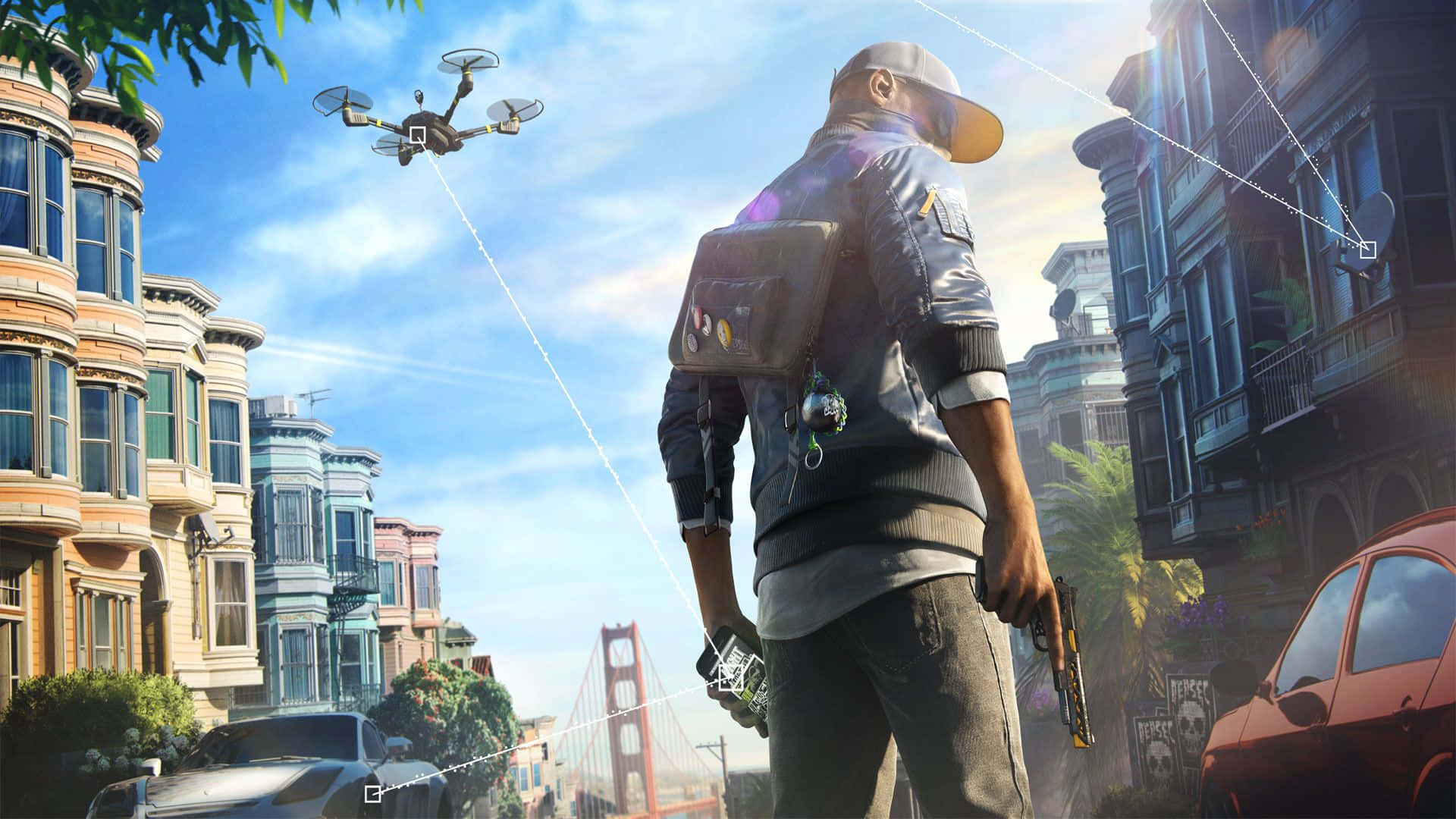 Open-world Games 桌布 壁紙 — 一名戴著鴨舌帽和背著背包的男子站在陽光明媚的舊金山街道上，一架無人機在他頭頂上空盤旋，靠近金門大橋。