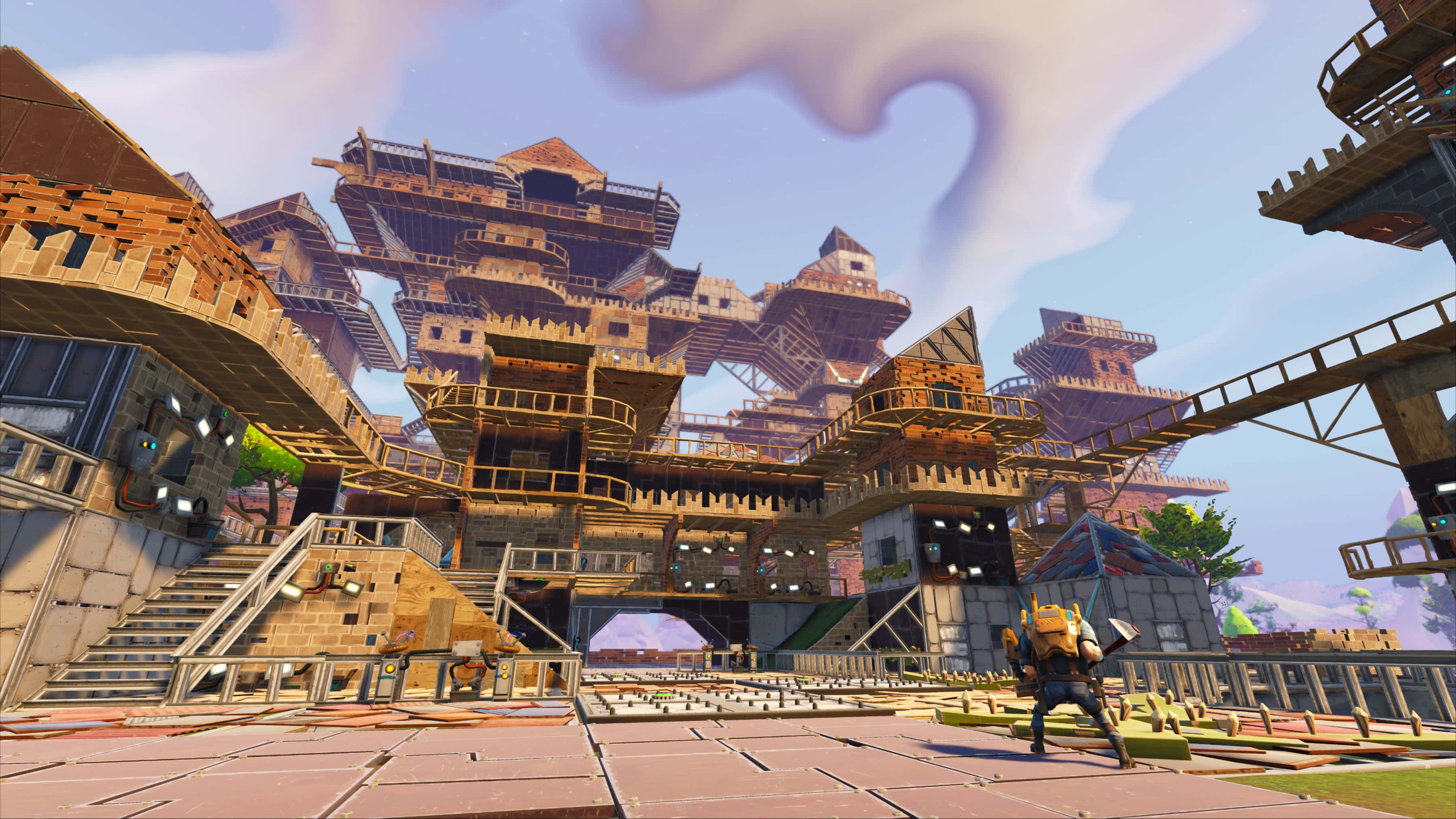 Fye No Skin Fortnite 桌布 壁紙 — 一名戴著黃色頭盔的玩家站在平台上，面前是一座多層的木質和金屬結構，背景是晴朗的藍天和縷縷白雲。