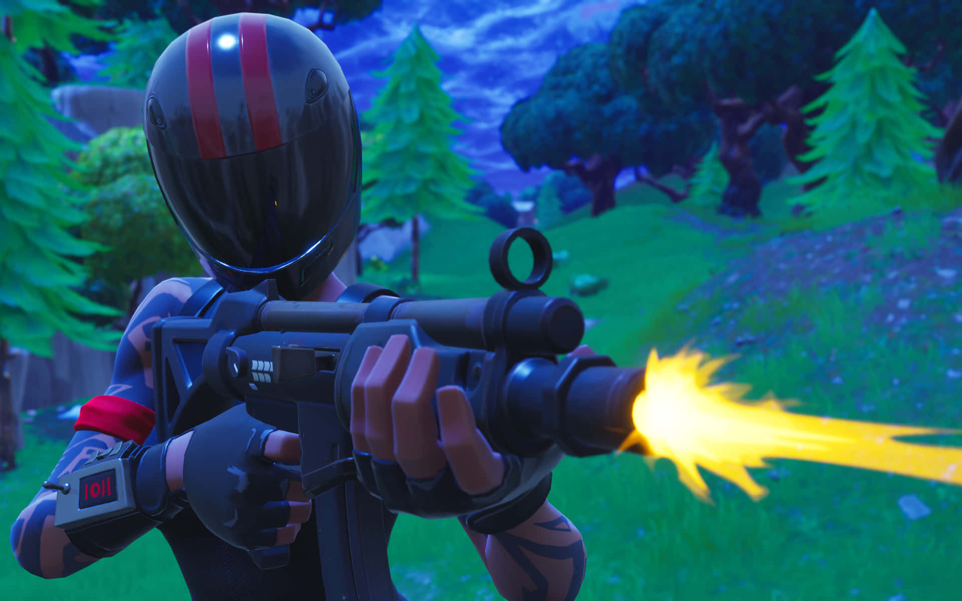 Fortnite Battle Royale 桌布 壁紙 — 一名戴著黑色頭盔的Fortnite玩家在黃昏時分的充滿活力的森林中發射發光的黃色武器。
