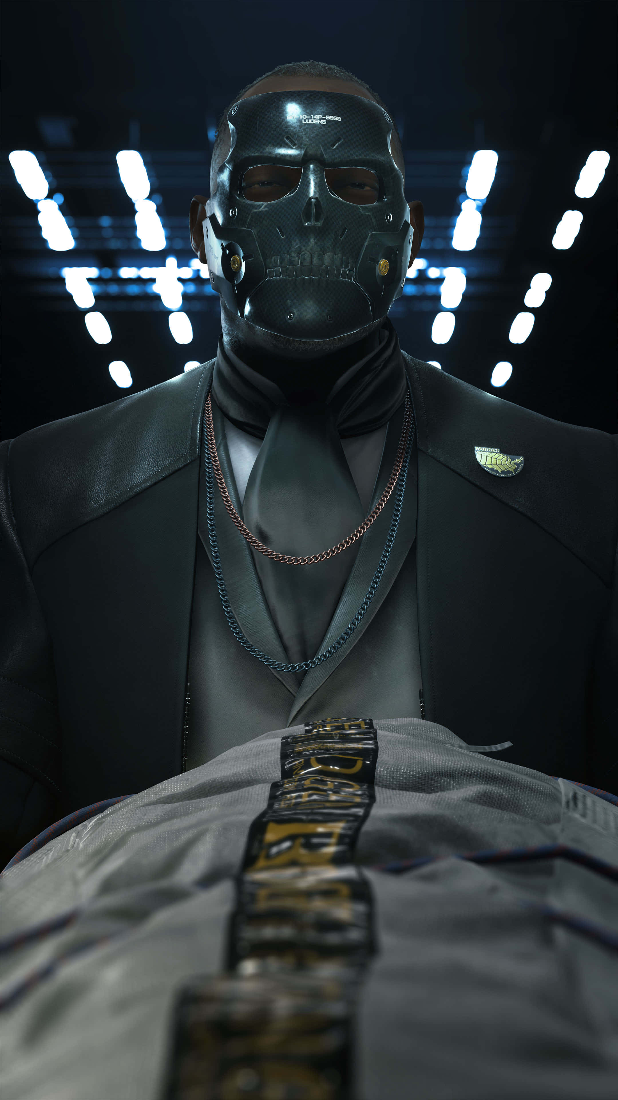 Death Stranding Mobile 桌布 壁紙 — 一名戴面具、身穿深色西裝的男子，在明亮的舞台燈光下，抱著一個用品牌床單包裹的身體。