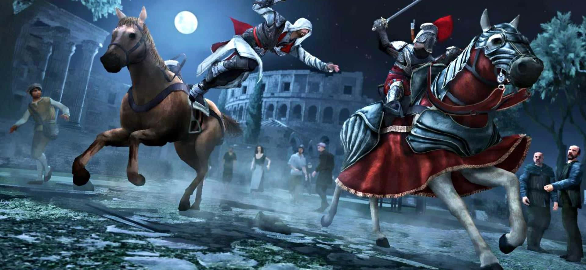 Assassin's Creed Brotherhood 桌布 壁紙 — 一名戴面具的刺客在月光下的羅馬街道上從馬背上躍下，而一名騎著白馬的騎士正朝他衝來。