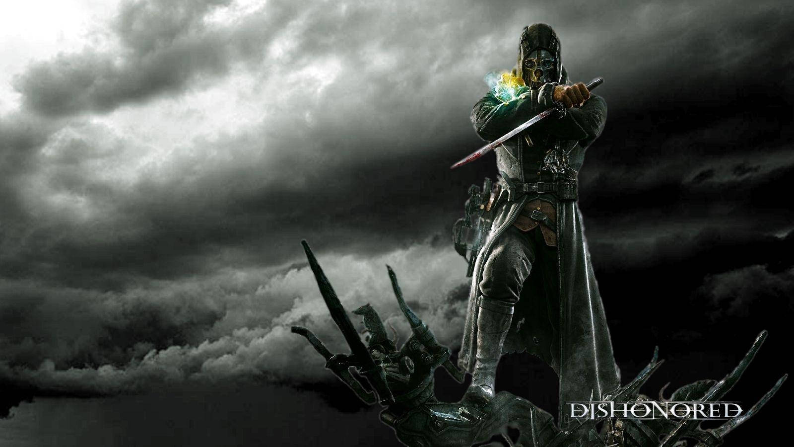Dishonored 桌布 壁紙 — 一名戴面具的刺客身穿長外套，站在一隻骷髏手上，骷髏手持一把發光的刀刃，背景是暴風雨的灰色天空。
