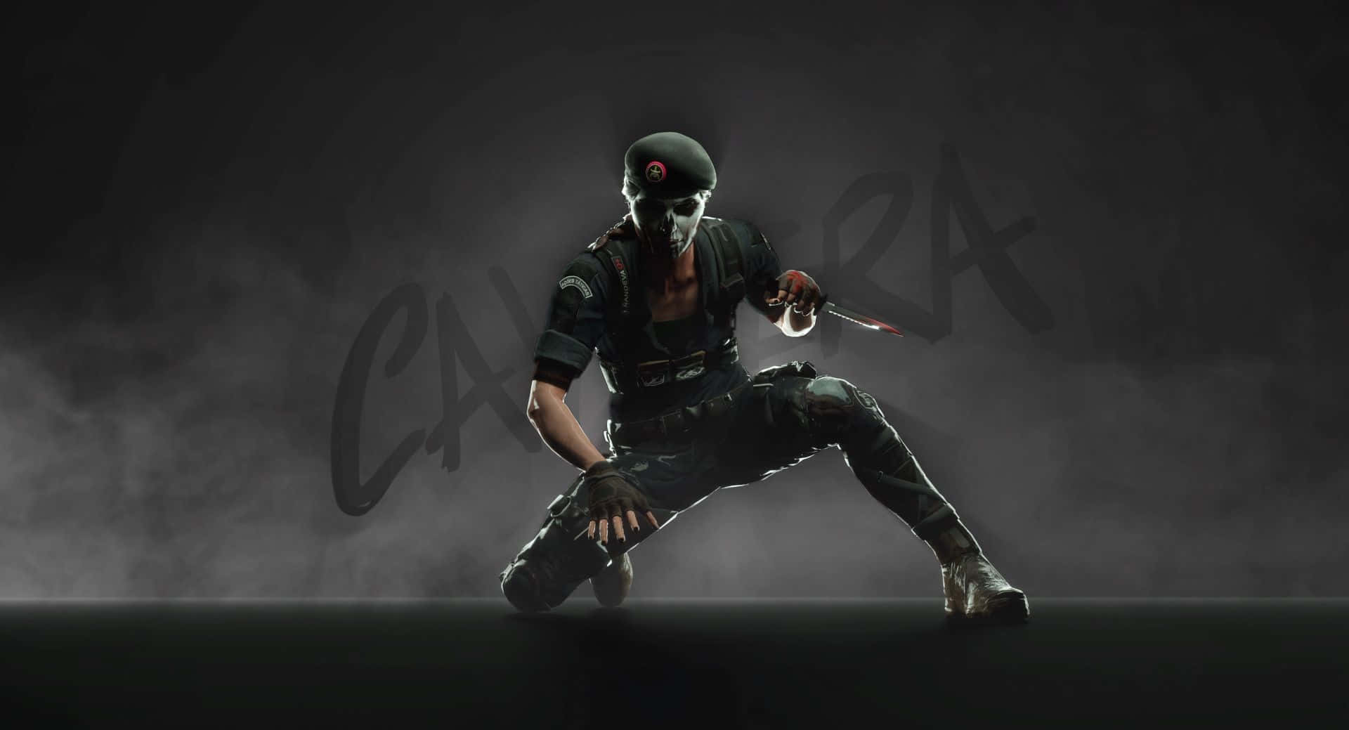 Rainbow Six Siege Caveira 桌布 壁紙 — 一名戴面具的士兵身穿戰術裝備，低蹲著手持一把刀，背景是煙霧瀰漫的黑暗環境，帶有模糊的塗鴉。