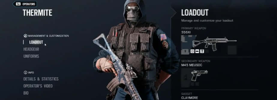 Rainbow Six Siege Thermite 桌布 壁紙 — 一名戴面具的士兵身穿戰術裝備，在顯示武器裝載細節的深色UI背景前持步槍。