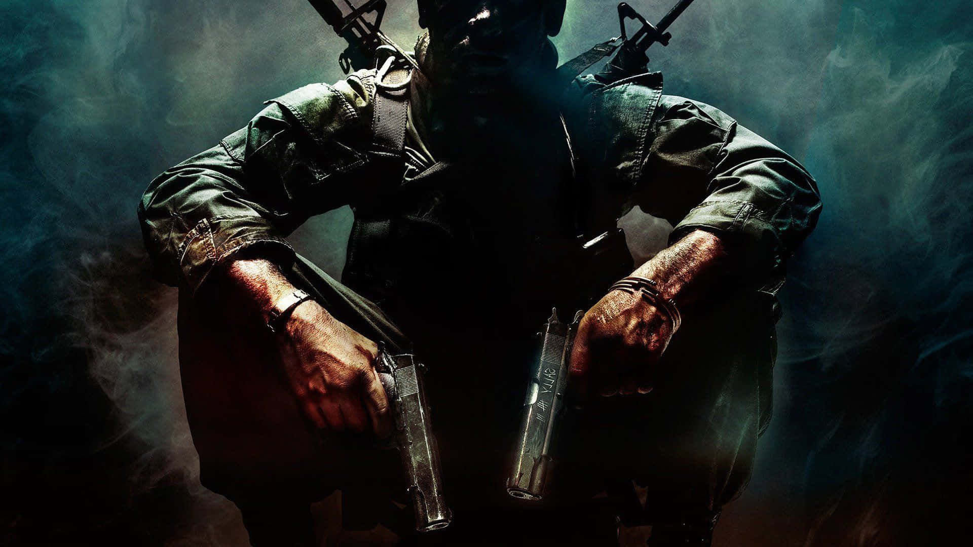 soldier 桌布 壁紙 — 一名戴面具的士兵身穿戰術裝備，在戲劇性燈光下於旋轉煙霧中手持兩把手槍。