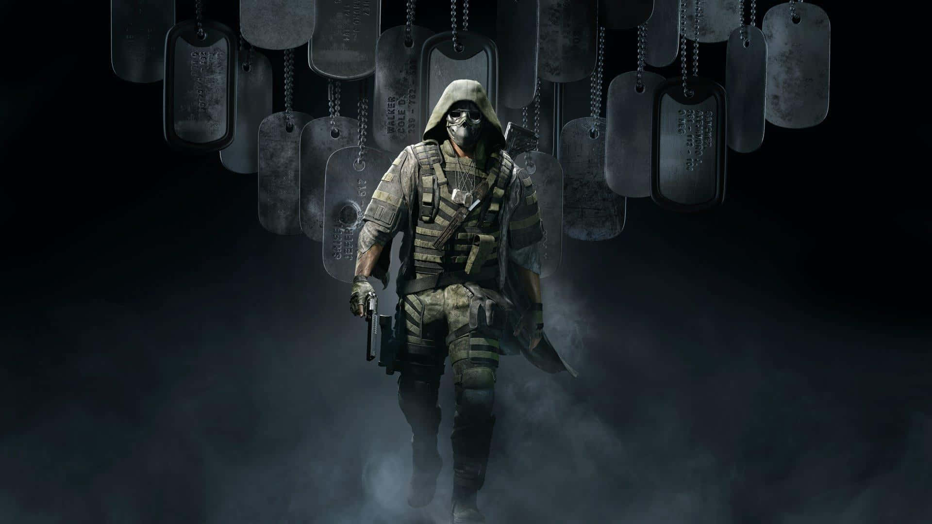 tom clancy's ghost recon wildlands 桌布 壁紙 — 一名戴面具的士兵身穿戰術裝備，在陰暗憂鬱的場景中，穿過迷霧，走在懸掛的狗牌下方。