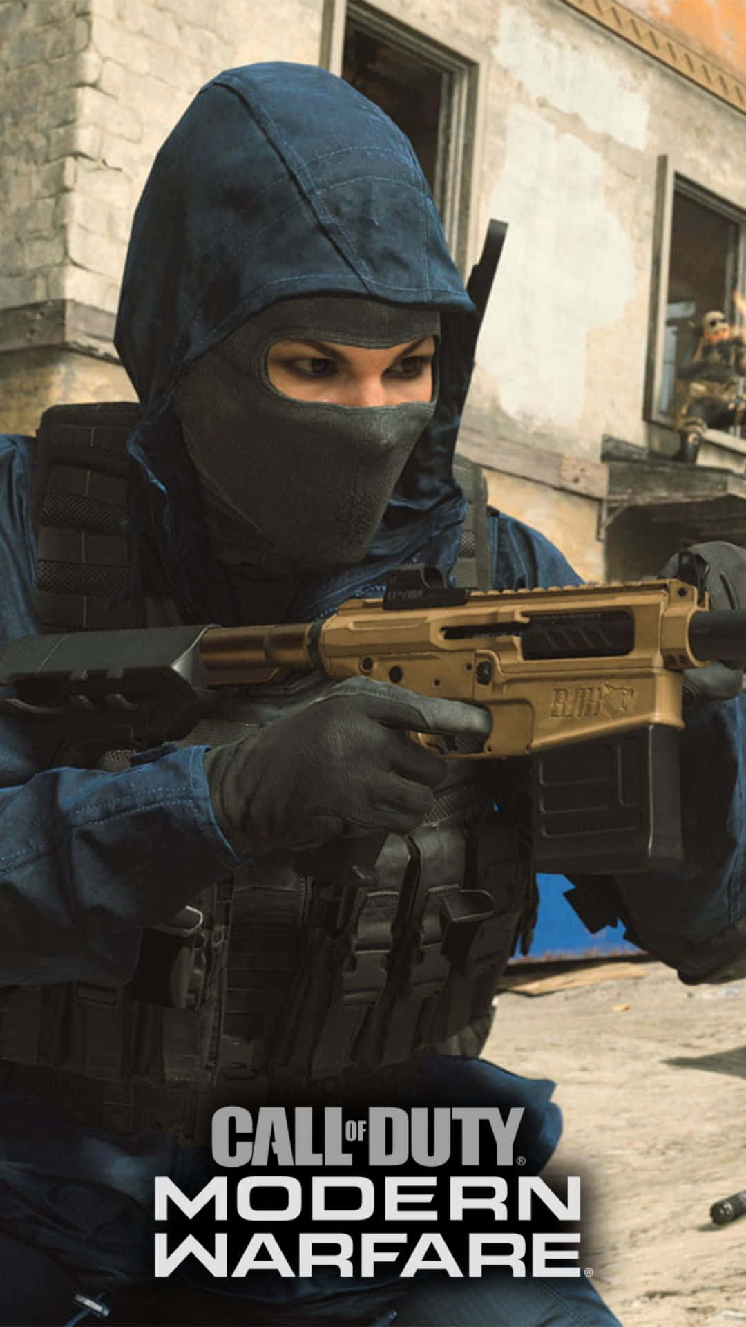 Android Call Of Duty Modern Warfare 桌布 壁紙 — 一名戴面具的士兵身穿藍色戰術裝備，在戰火摧殘的城市環境中瞄準一支金色步槍。