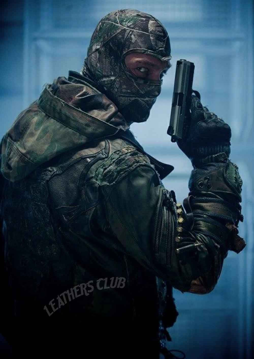 Ray Stevenson 桌布 壁紙 — 一名戴面具的士兵身穿迷彩裝備，在模糊的藍色背景下專注地握著手槍。