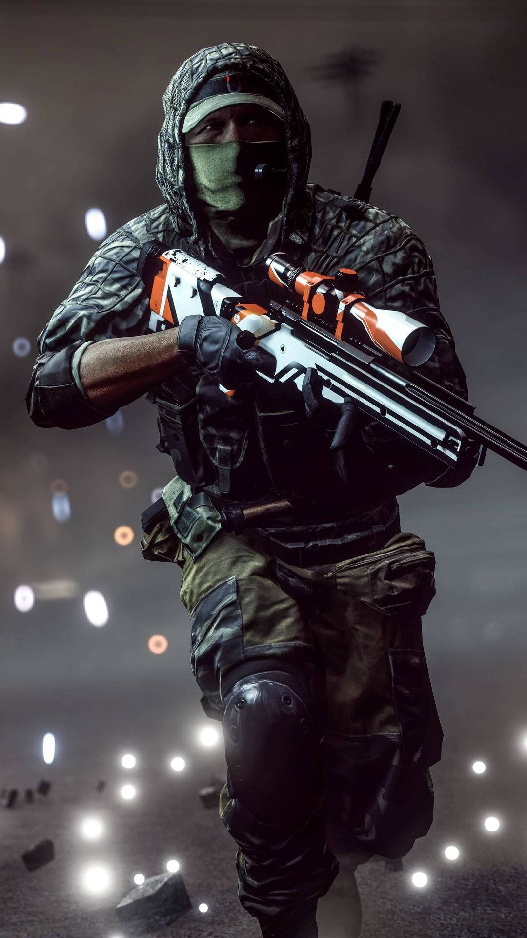 Battlefield 4 桌布 壁紙 — 一名戴面具的士兵身穿迷彩裝備，在煙霧瀰漫的戰場背景下瞄準帶有橙色點綴的狙擊步槍。