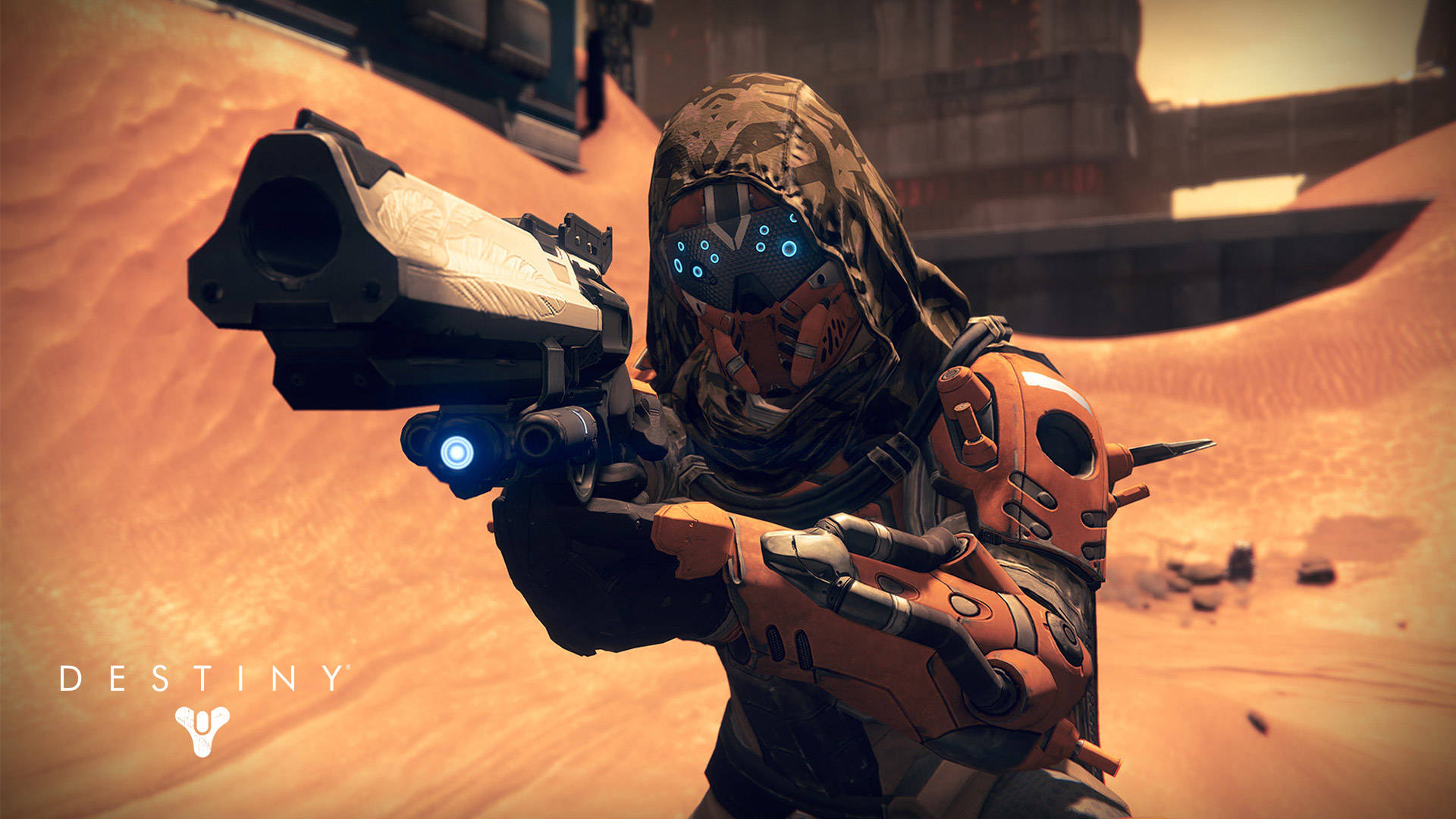 destiny 4K 桌布 壁紙 — 一名戴面具的太空士兵身穿橙色盔甲，在背景有生鏽結構的沙漠星球上瞄準一把未來武器。