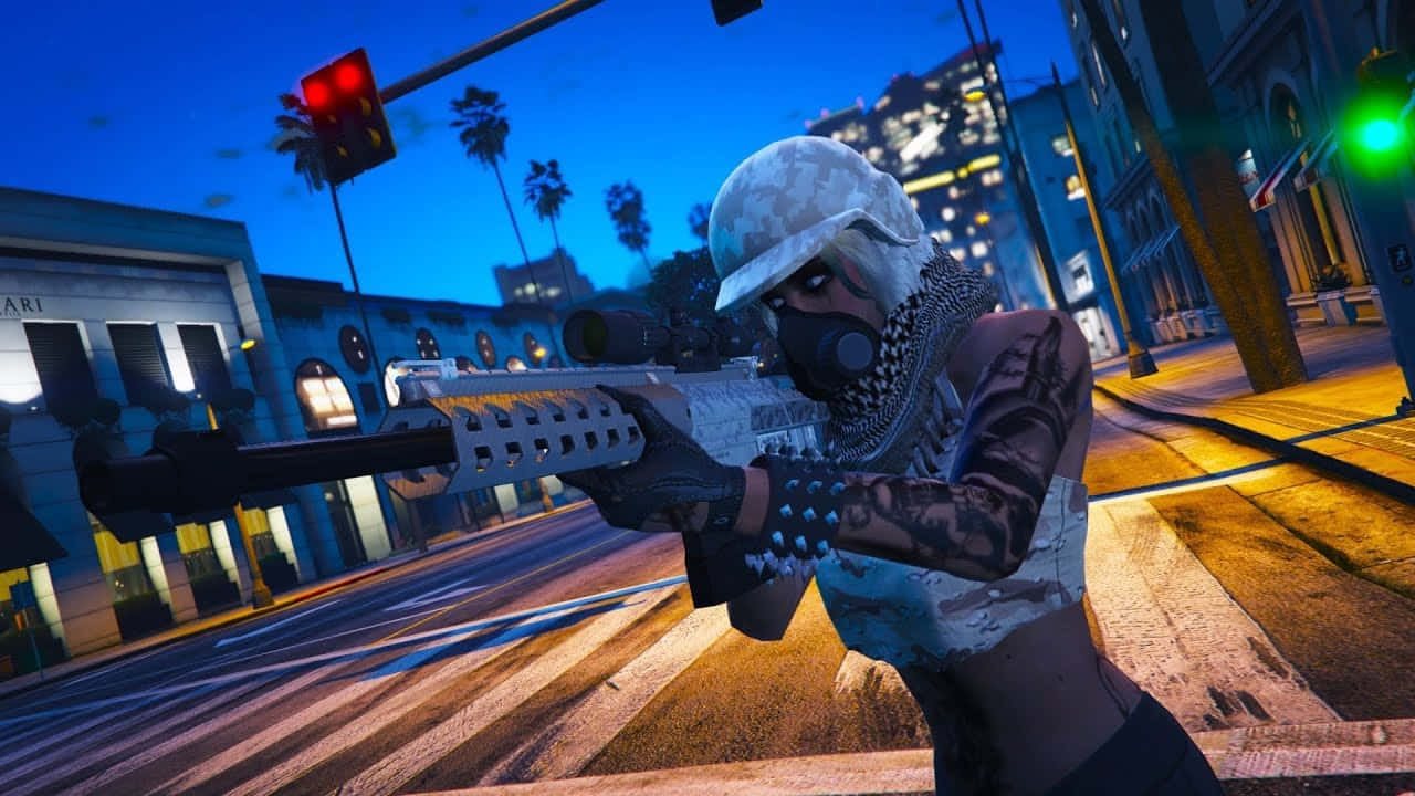 Gta Tryhard 桌布 壁紙 — 一名戴面具的女兵身穿迷彩服，在黃昏時霓虹燈照亮的城市街道上瞄準步槍。