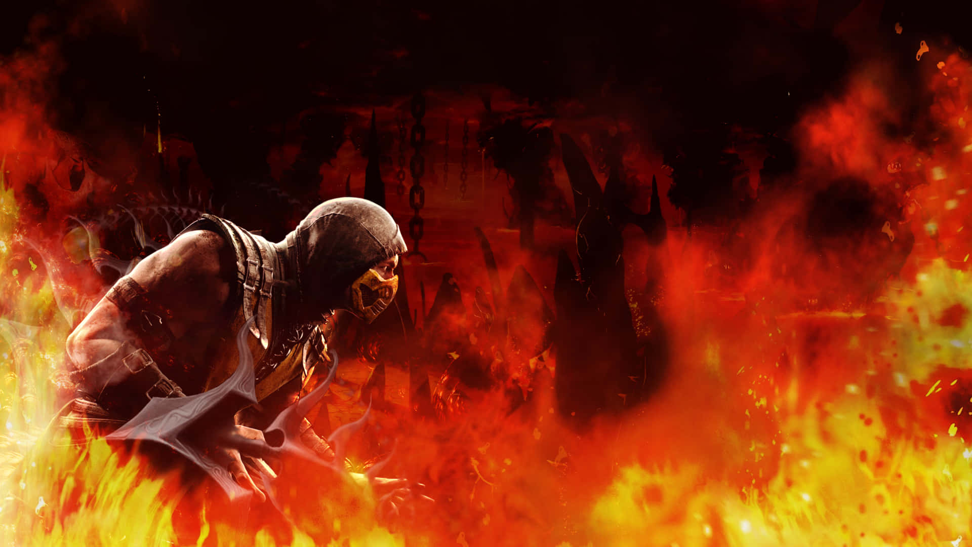 Mortal Kombat Scorpion 桌布 壁紙 — 一名戴面具的戰士從咆哮的火焰中出現，在一個黑暗的地獄競技場中，有尖刺結構和鎖鏈。