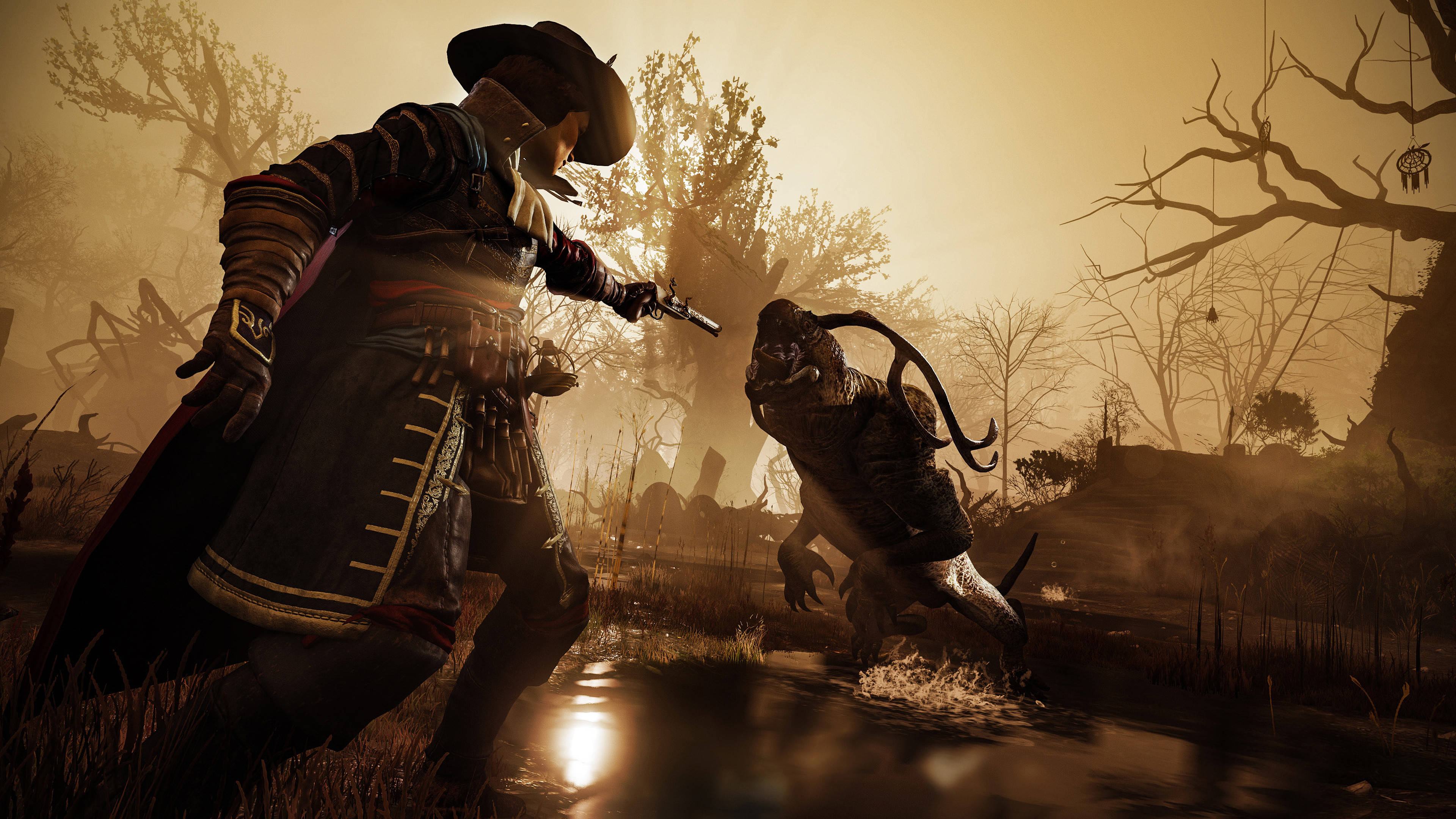 Greedfall 桌布 壁紙 — 一名戴面具的戰士身穿歷史裝備，在霧氣瀰漫的沼澤中於黃金時刻拔出手槍對抗一隻怪物。