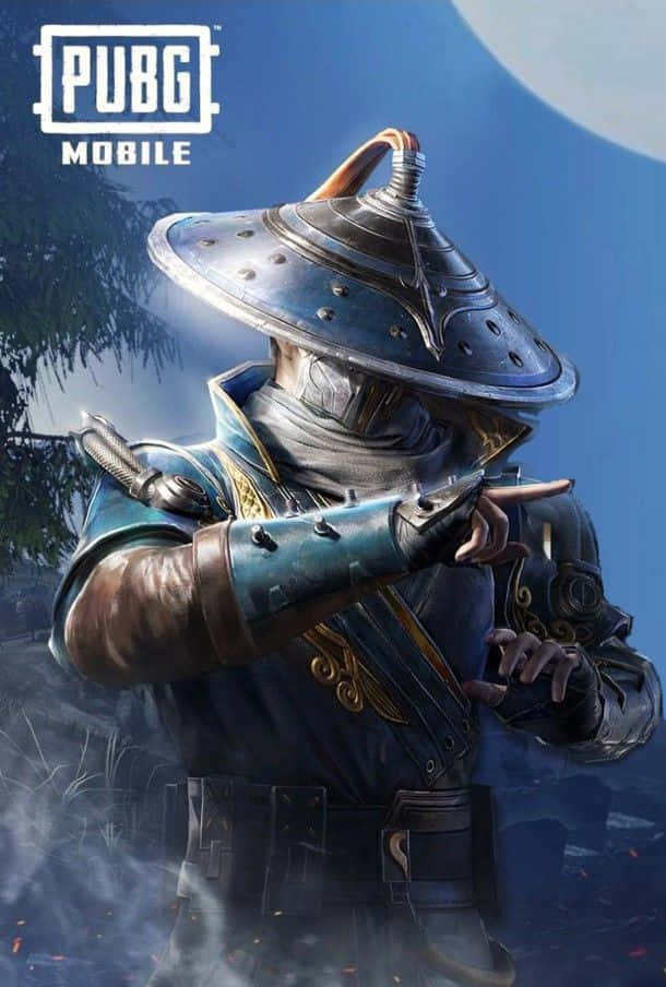 pubg mobile 桌布 壁紙 — 一名戴面具的戰士身穿華麗藍色盔甲和圓錐形頭盔，在霧氣瀰漫的月光背景下向前指，帶有 PUBG Mobile 標誌。