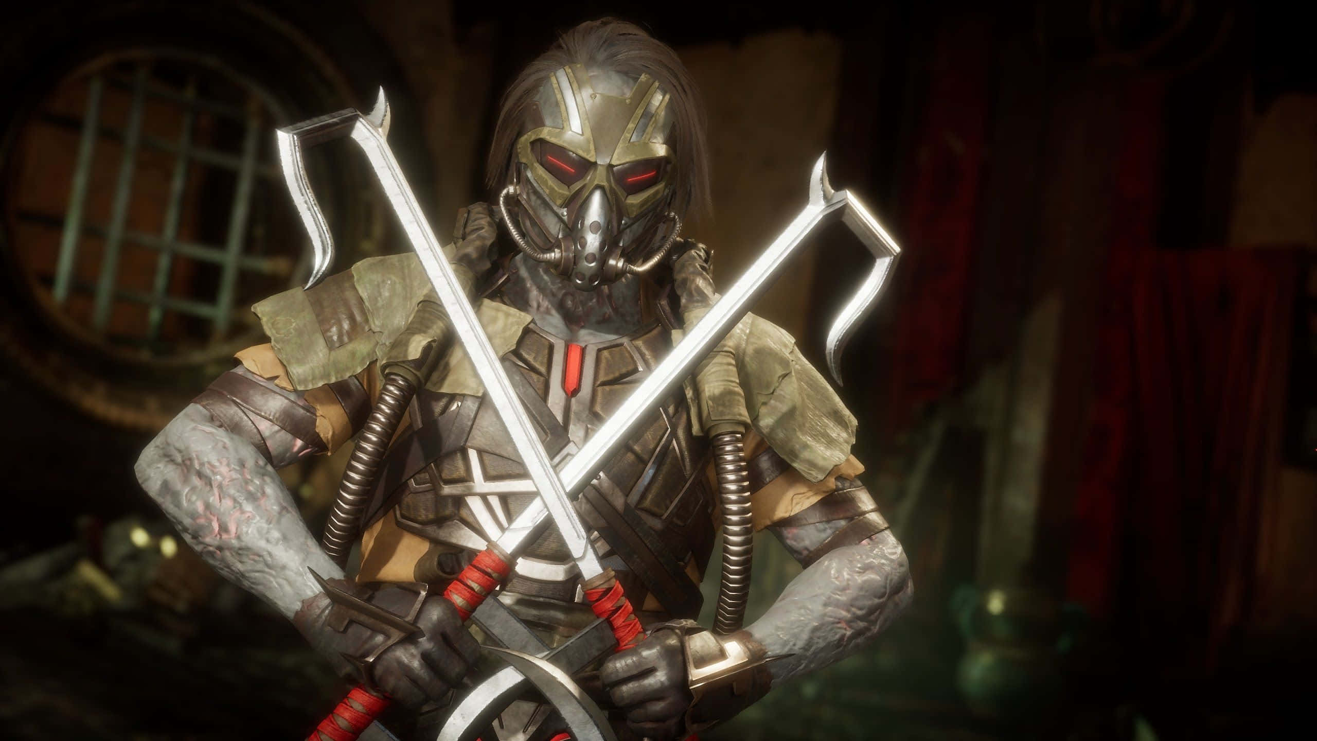 Mortal Kombat Kabal 桌布 壁紙 — 一名戴面具的戰士身穿金屬盔甲，在光線昏暗、掛有紅色窗簾和鐵欄窗戶的地牢中手持兩把交叉的劍。