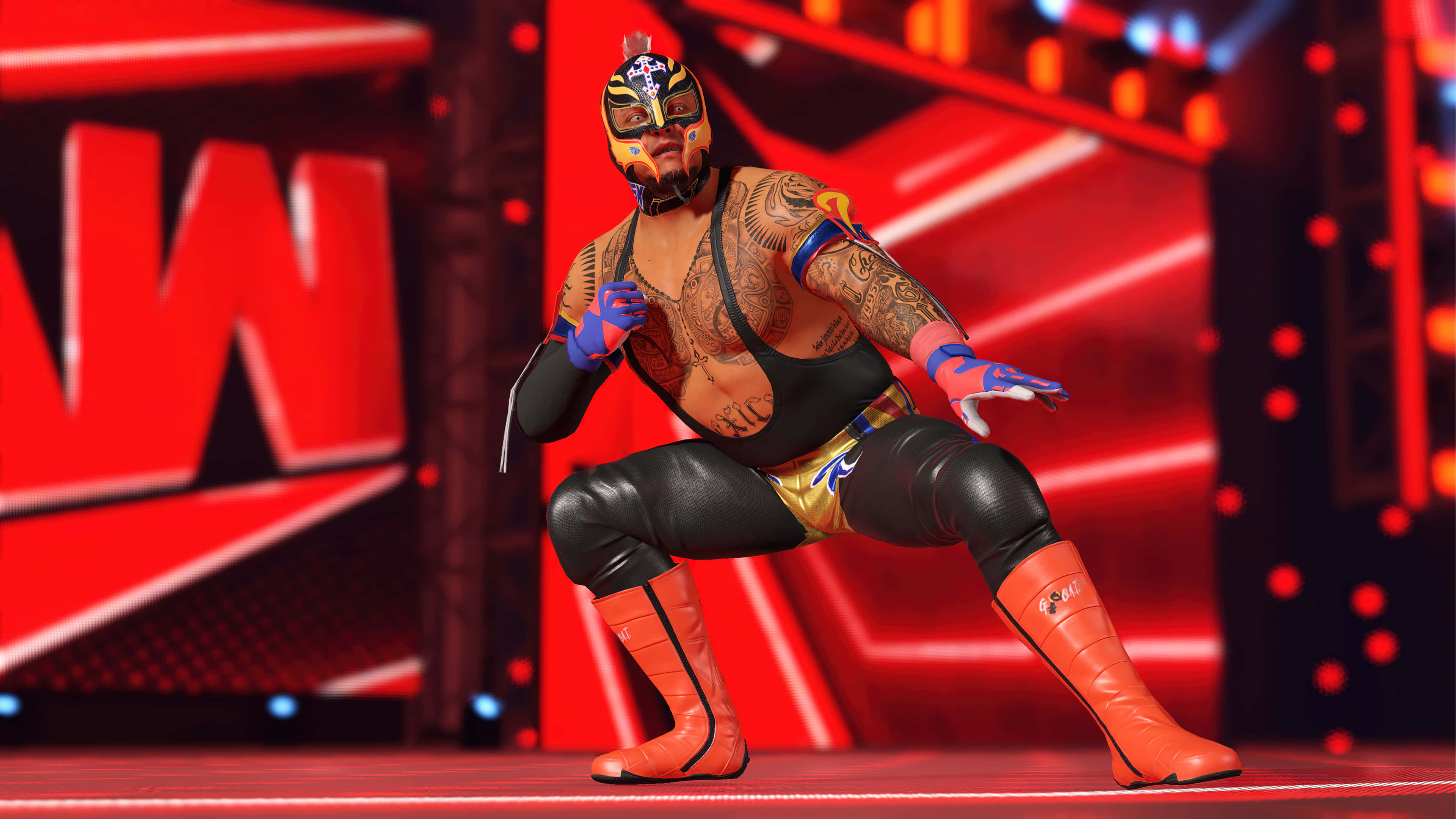 WWE 桌布 壁紙 — 一名戴面具的摔角手身穿黑色和橙色裝備，在明亮的場館燈光下強力蹲在紅色擂台上。