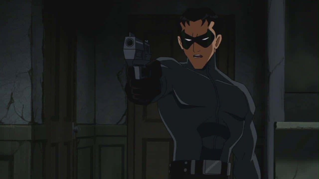 Batman Under The Red Hood 桌布 壁紙 — 一名戴面具的義警穿著深色西裝，在昏暗破舊的走廊中專注地瞄準手槍。