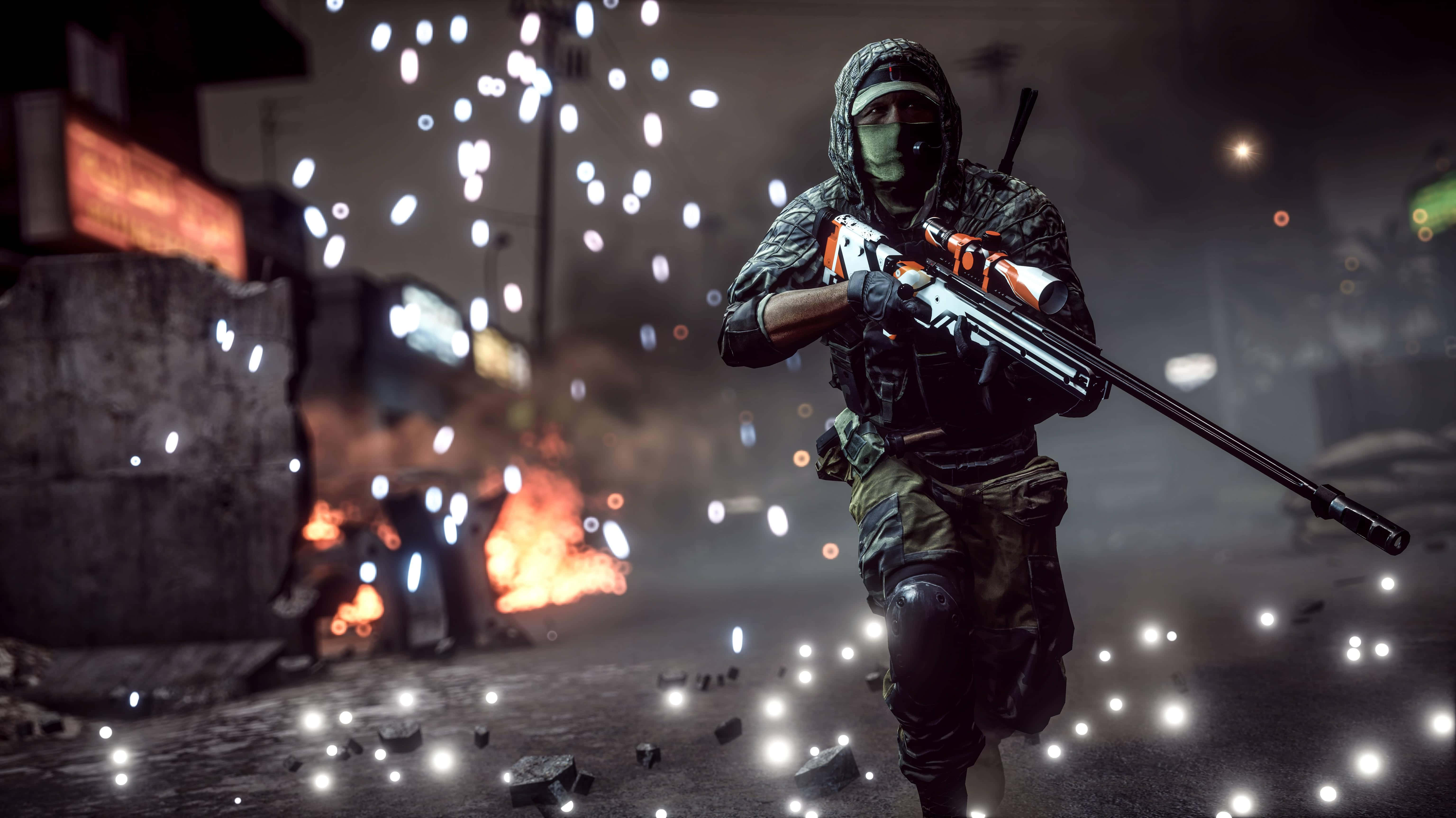 Best Battlefield V 桌布 壁紙 — 一名戴面具的迷彩士兵在戰火摧殘的城市街道上奔跑，背景有火花飛濺和火焰燃燒。