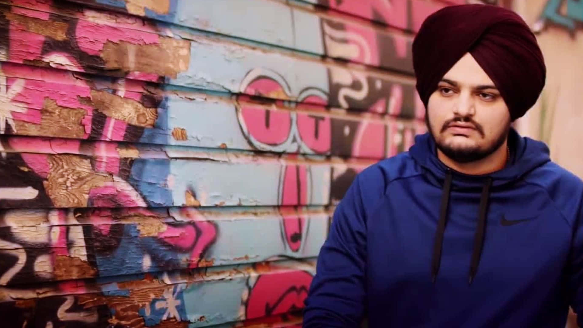 戴頭巾男子與塗鴉牆 — Sidhu Moose Wala 壁紙