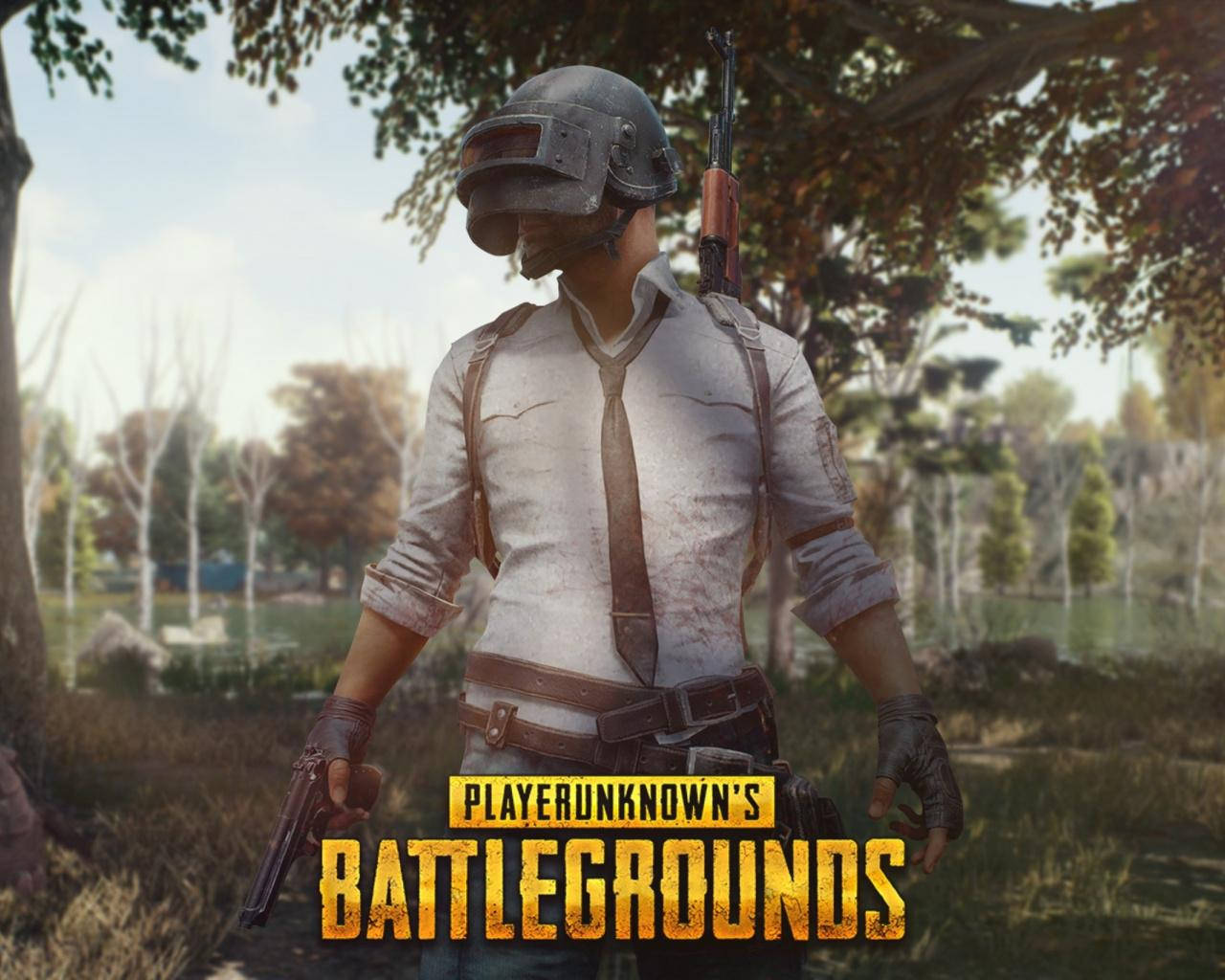 一名戴頭盔和領帶的士兵在森林中手持手槍。 — PUBG 4K 壁紙 壁紙