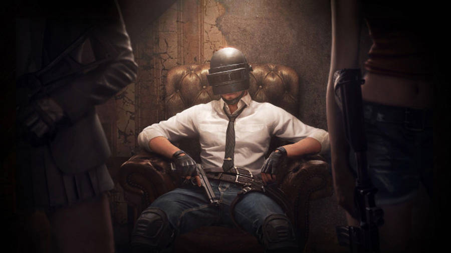 pubg 4K gaming 桌布 壁紙 — 一名戴頭盔打領帶的士兵放鬆地坐在皮椅上，兩旁有持槍人物，房間燈光昏暗。
