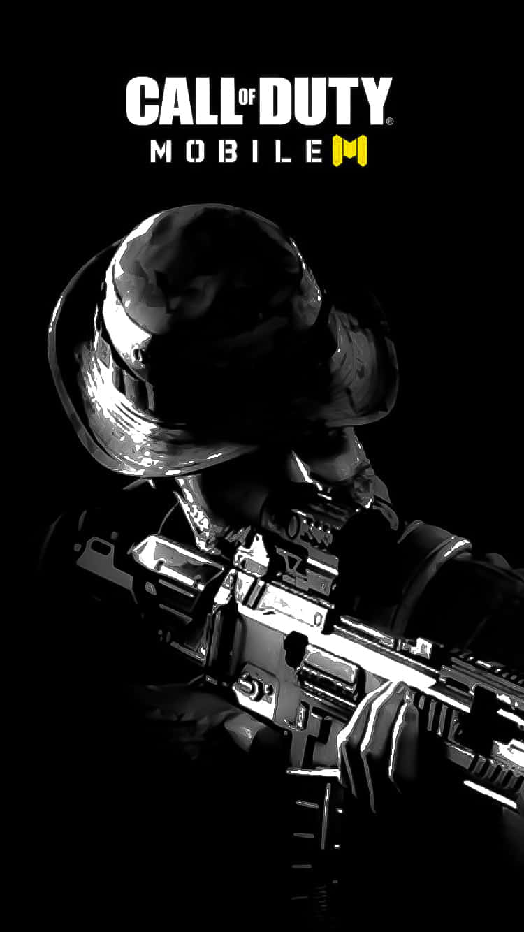 Cod Mobile Character Skins 桌布 壁紙 — 一名戴頭盔的士兵在純黑背景上瞄準步槍，並帶有發光的白色和黃色 Call of Duty Mobile 標誌。