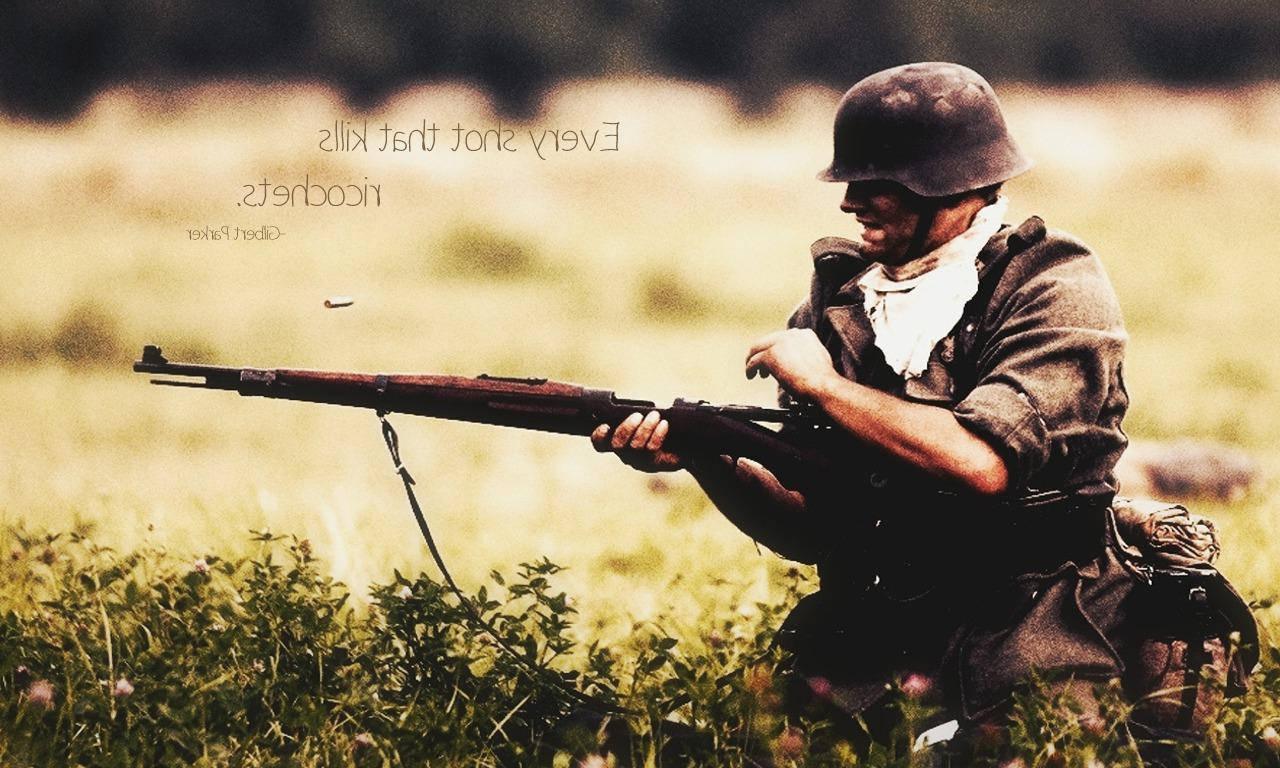 Ww2 桌布 壁紙 — 一名戴頭盔的士兵在陽光明媚的田野中開槍射擊，子彈在空中飛行，背景模糊。