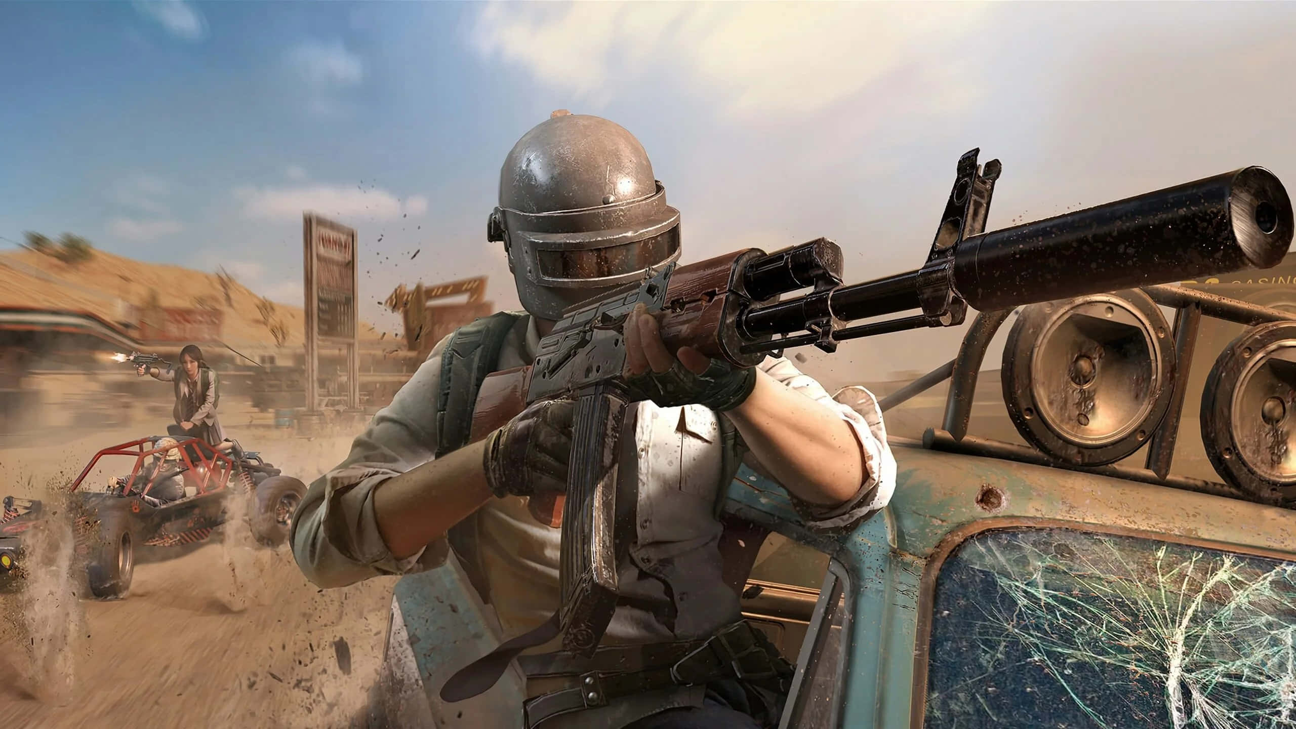 Pubg Guns 桌布 壁紙 — 一名戴頭盔的士兵從一輛損壞的藍色車輛上瞄準步槍，而另一名玩家則在塵土飛揚的沙漠戰場上駕駛沙灘車飛馳。