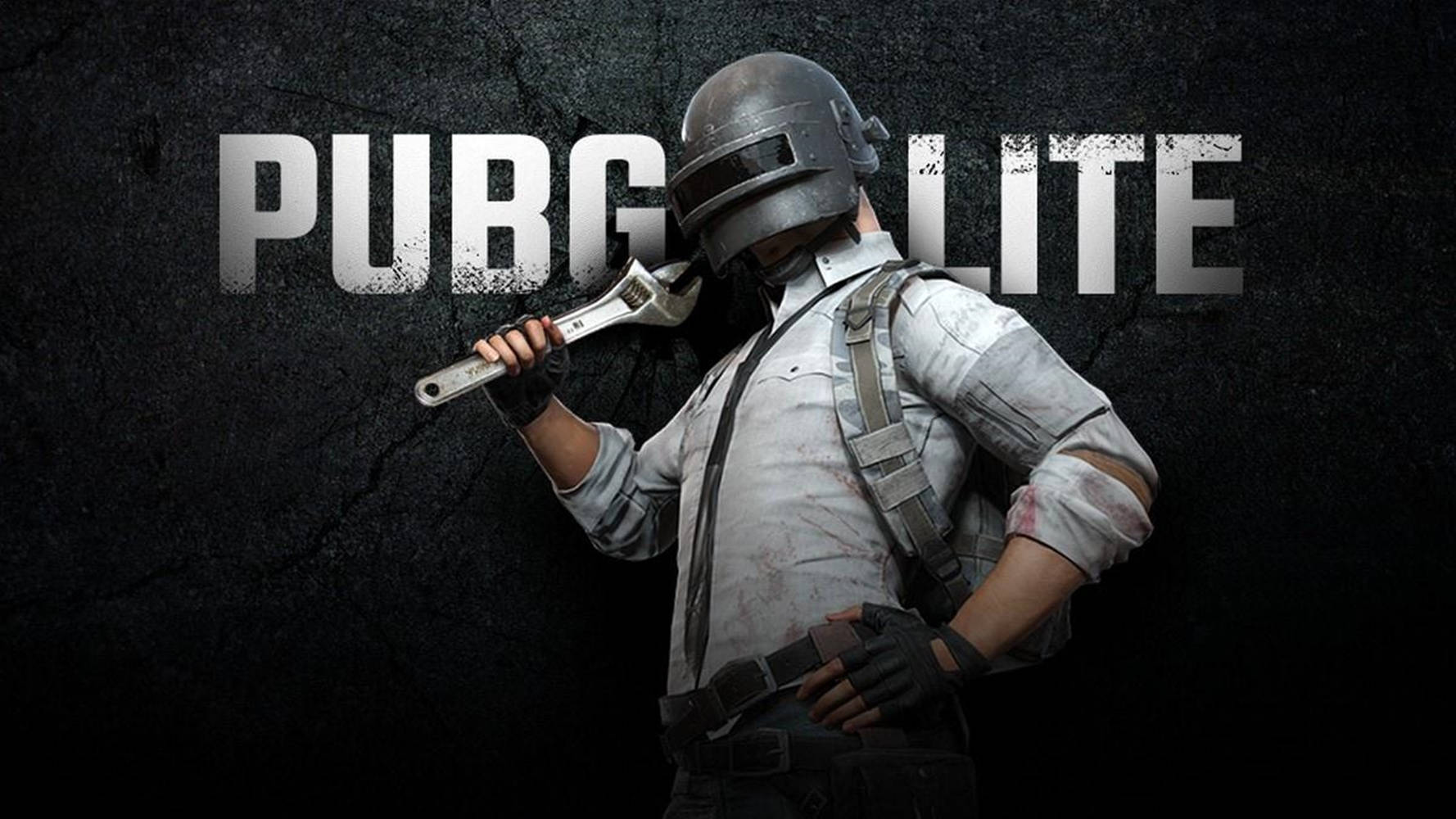 絕地求生 桌布 壁紙 — 一名戴頭盔的士兵拿著扳手，靠著一面有 'PUBG LITE' 文字的破裂暗色牆壁。