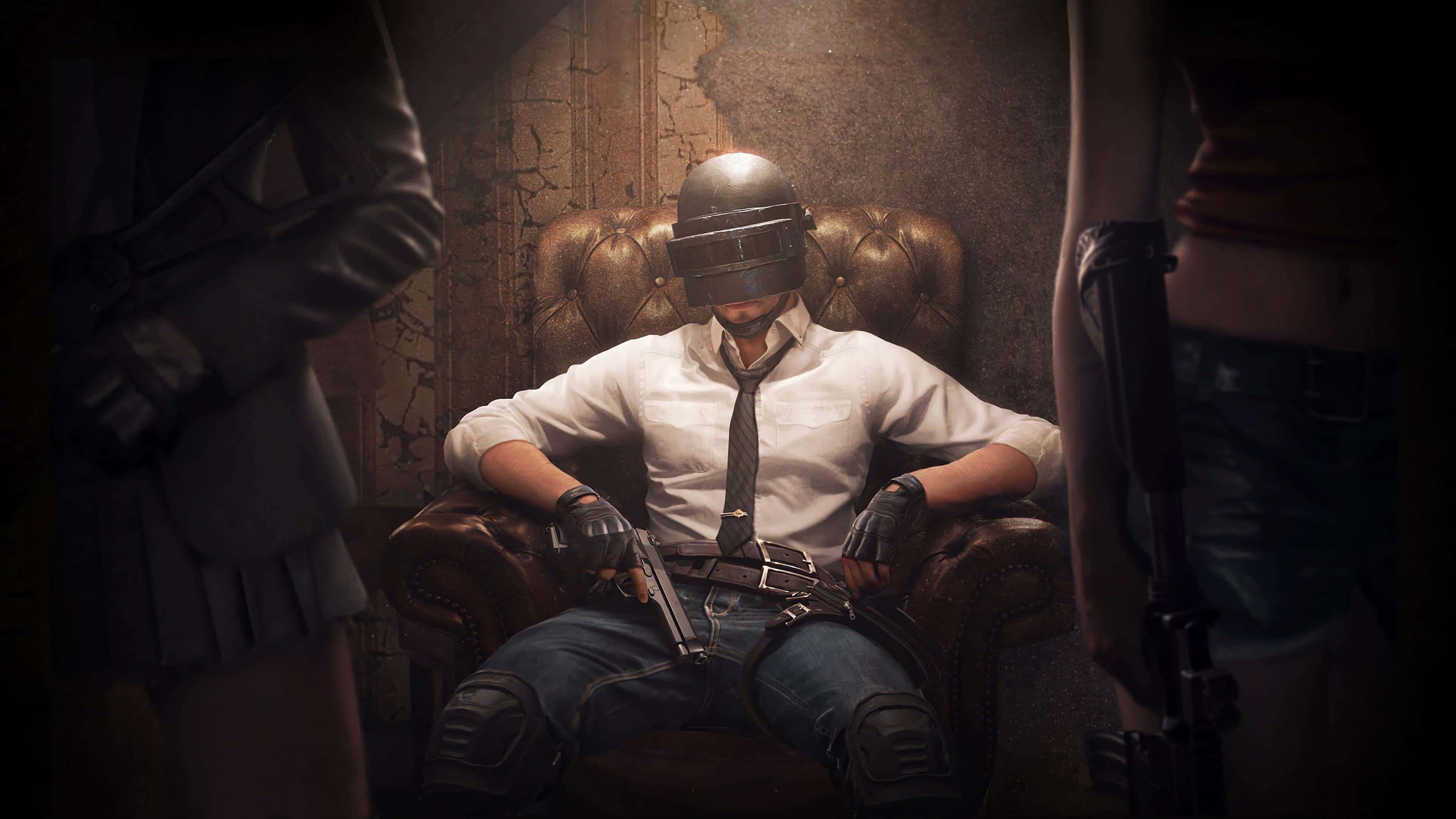 pubg mobile 桌布 壁紙 — 一名戴頭盔的士兵放鬆地坐在皮椅上，兩旁有兩名武裝女子，房間燈光昏暗。