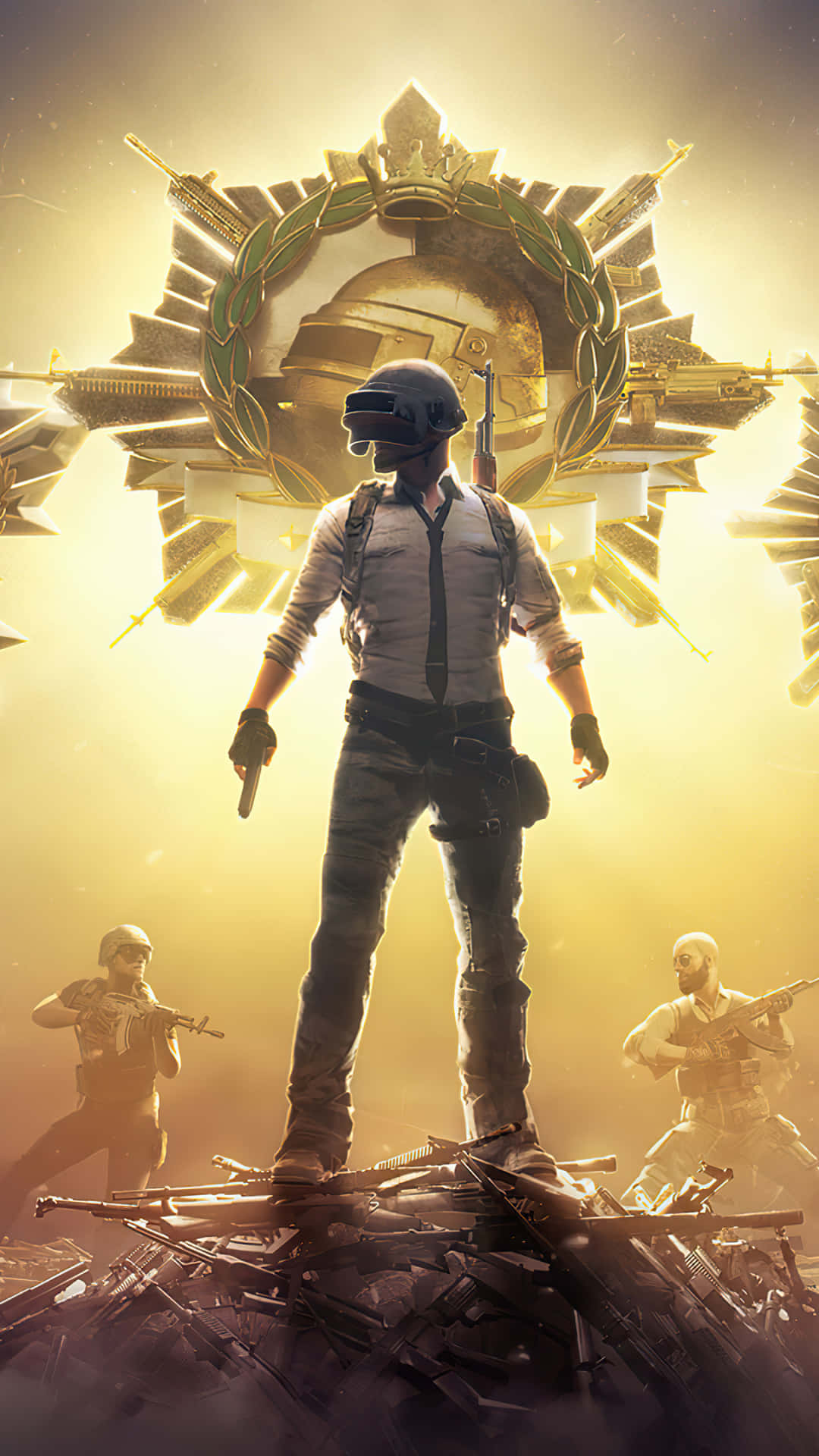 Playerunknown's Battlegrounds 桌布 壁紙 — 一名戴頭盔的士兵站在一堆武器上，下方是帶有發光光芒的金色月桂花環徽章。