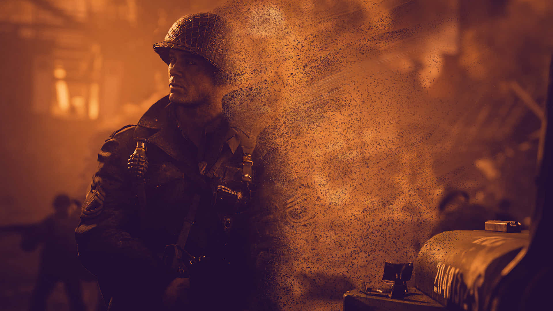 World War 2 桌布 壁紙 — 一名戴頭盔的士兵站在橙色煙霧和瓦礫中，身處戰火摧殘的城市環境。