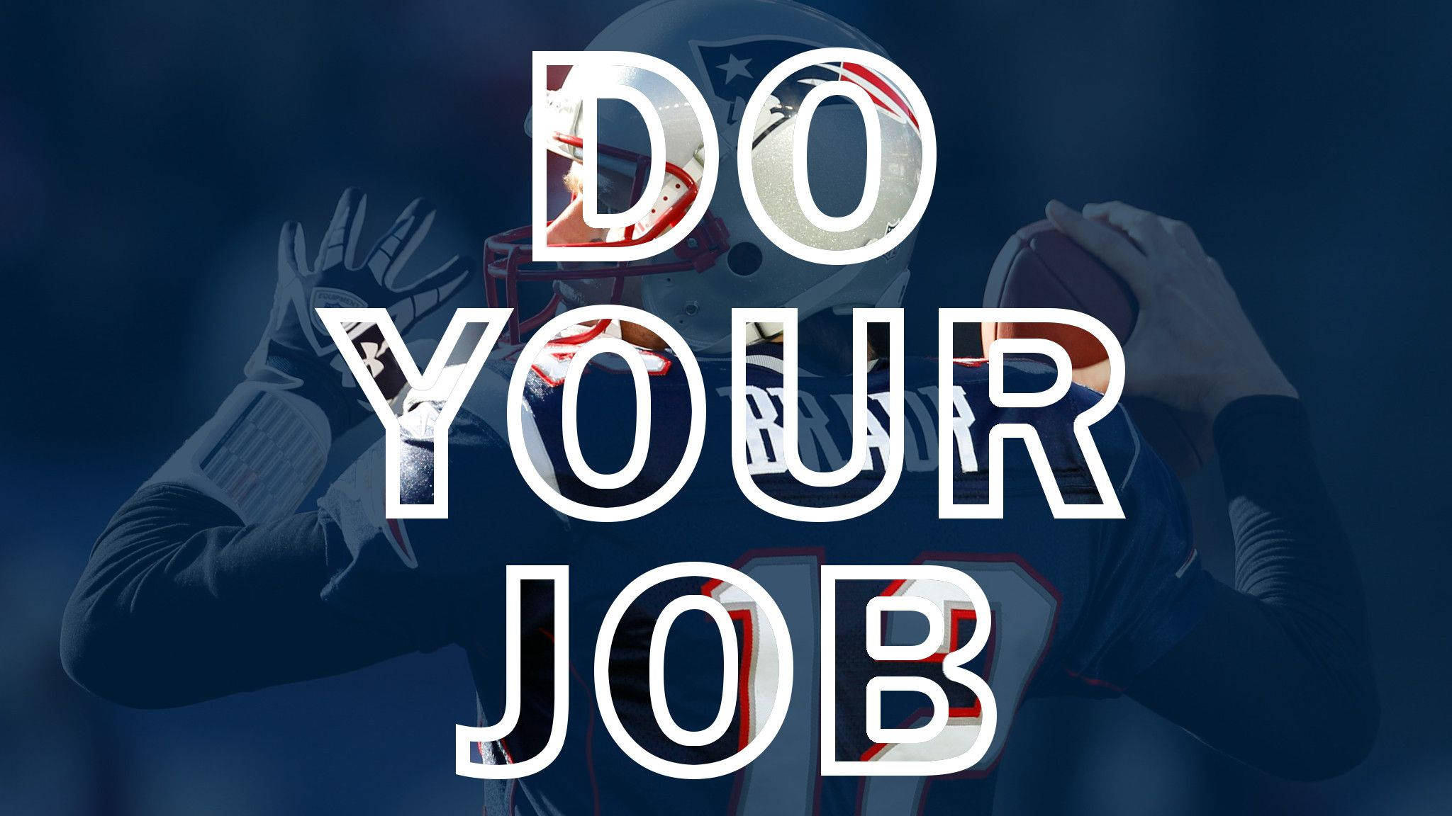 Patriots 桌布 壁紙 — 一名戴頭盔穿制服的美式足球員將球藏在背後，上面覆蓋著粗體白色文字「做好你的工作」。