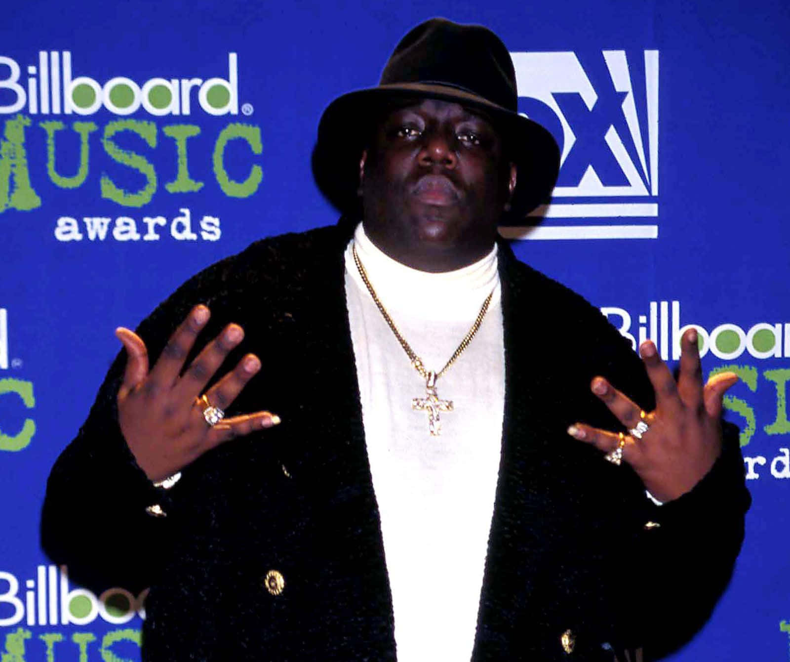 hiphop 桌布 壁紙 — 一名戴黑色軟呢帽和金色珠寶的男子在Billboard音樂獎上自信地張開雙手擺姿勢。