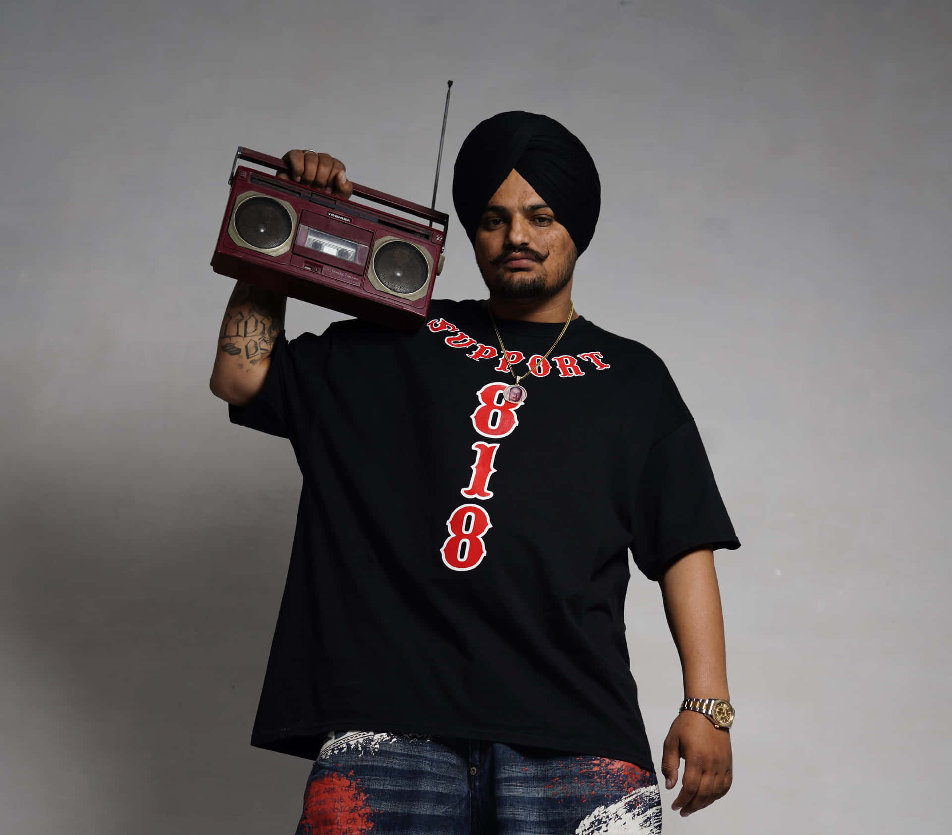 戴頭巾男子在攝影棚拿著手提音響 — Sidhu Moose Wala 壁紙
