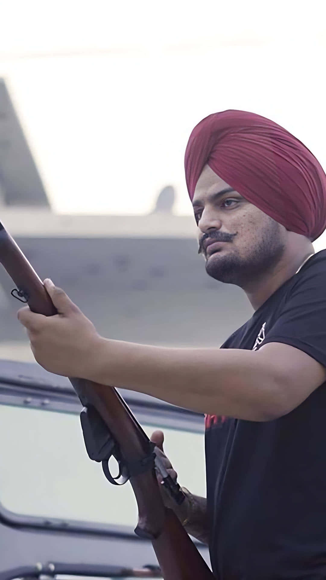 一名手持步槍的男子 — Sidhu Moose Wala 壁紙